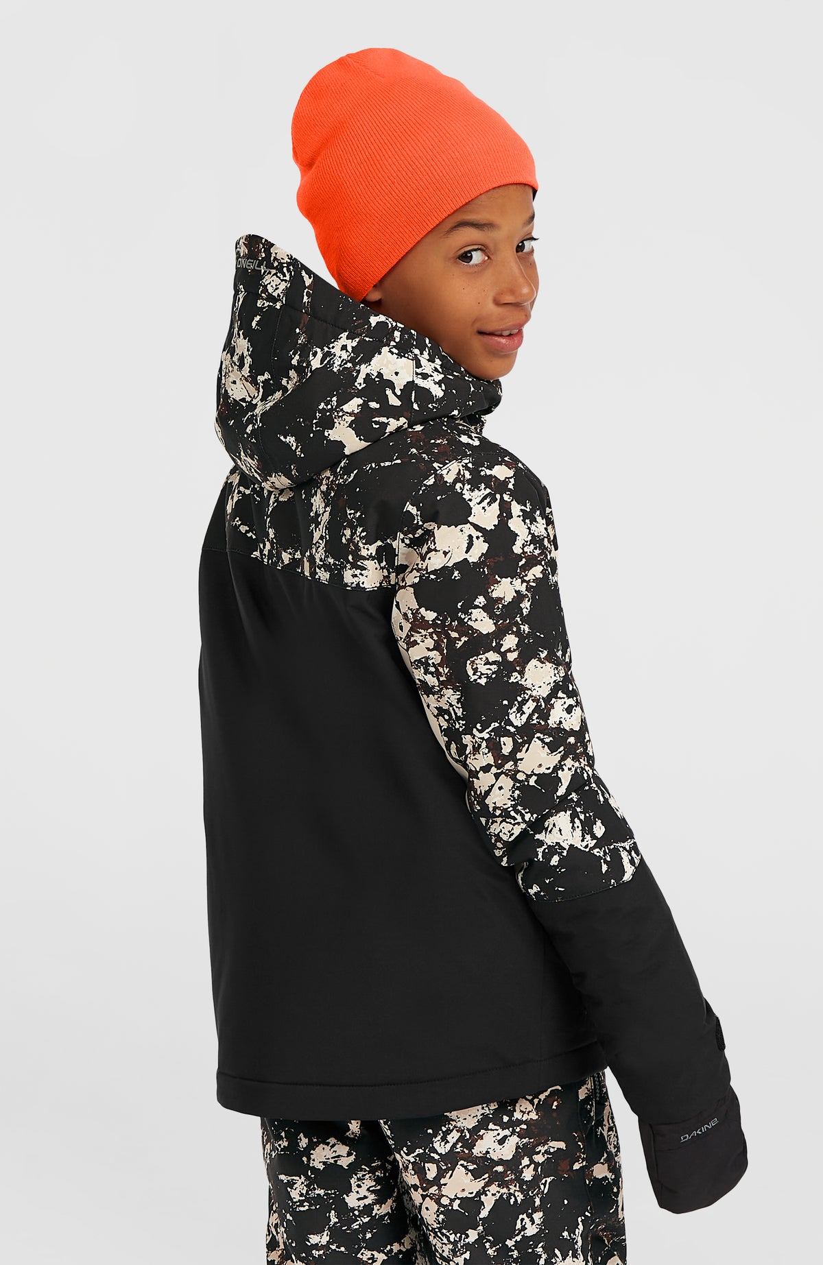 FWC'Cruz Triple Skijacke für Jungen, schwarz mit Muster in Beige, Rückansicht am Model mit Kapuze