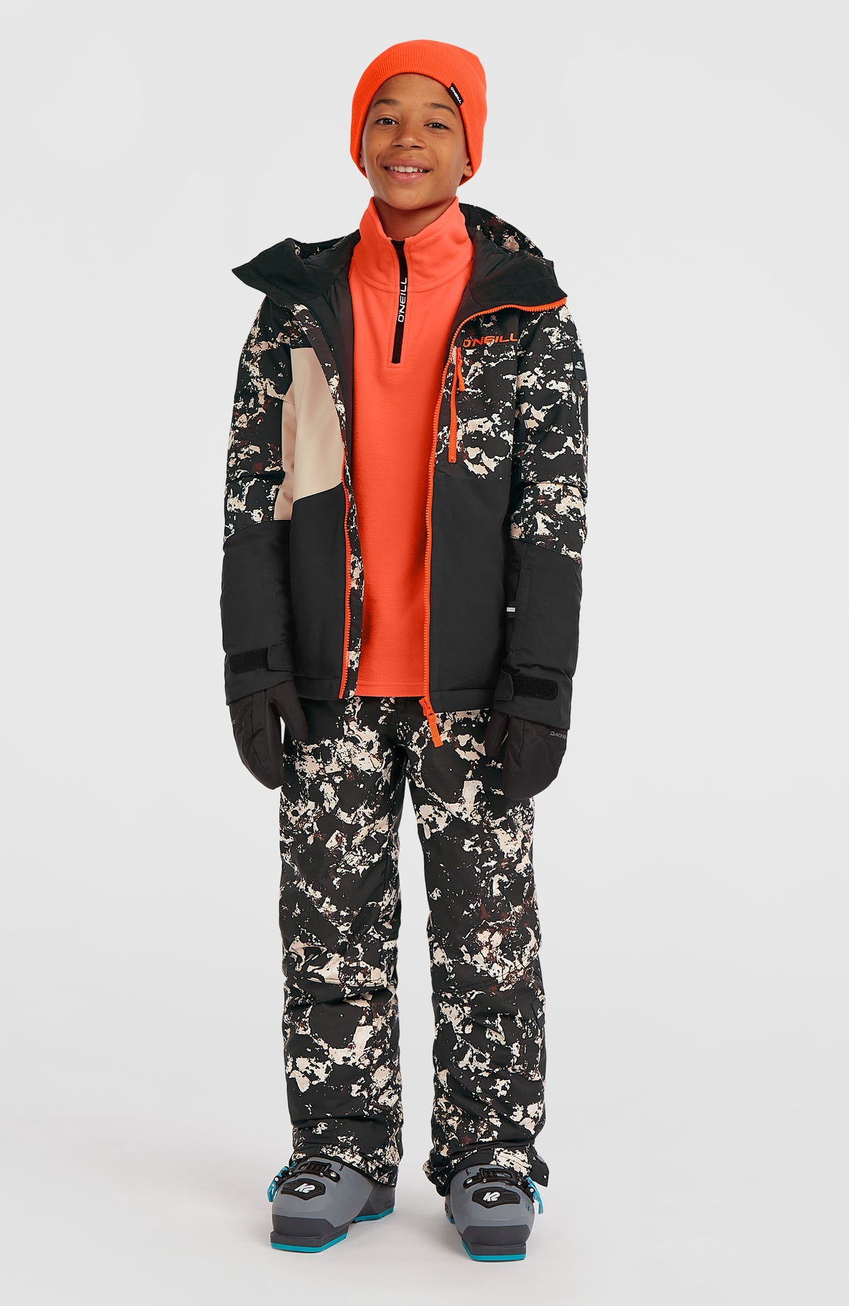 FWC'Cruz Triple Skijacke für Jungen, schwarz mit Muster in Beige, Ganzkörperansicht am Model mit offener Jacke