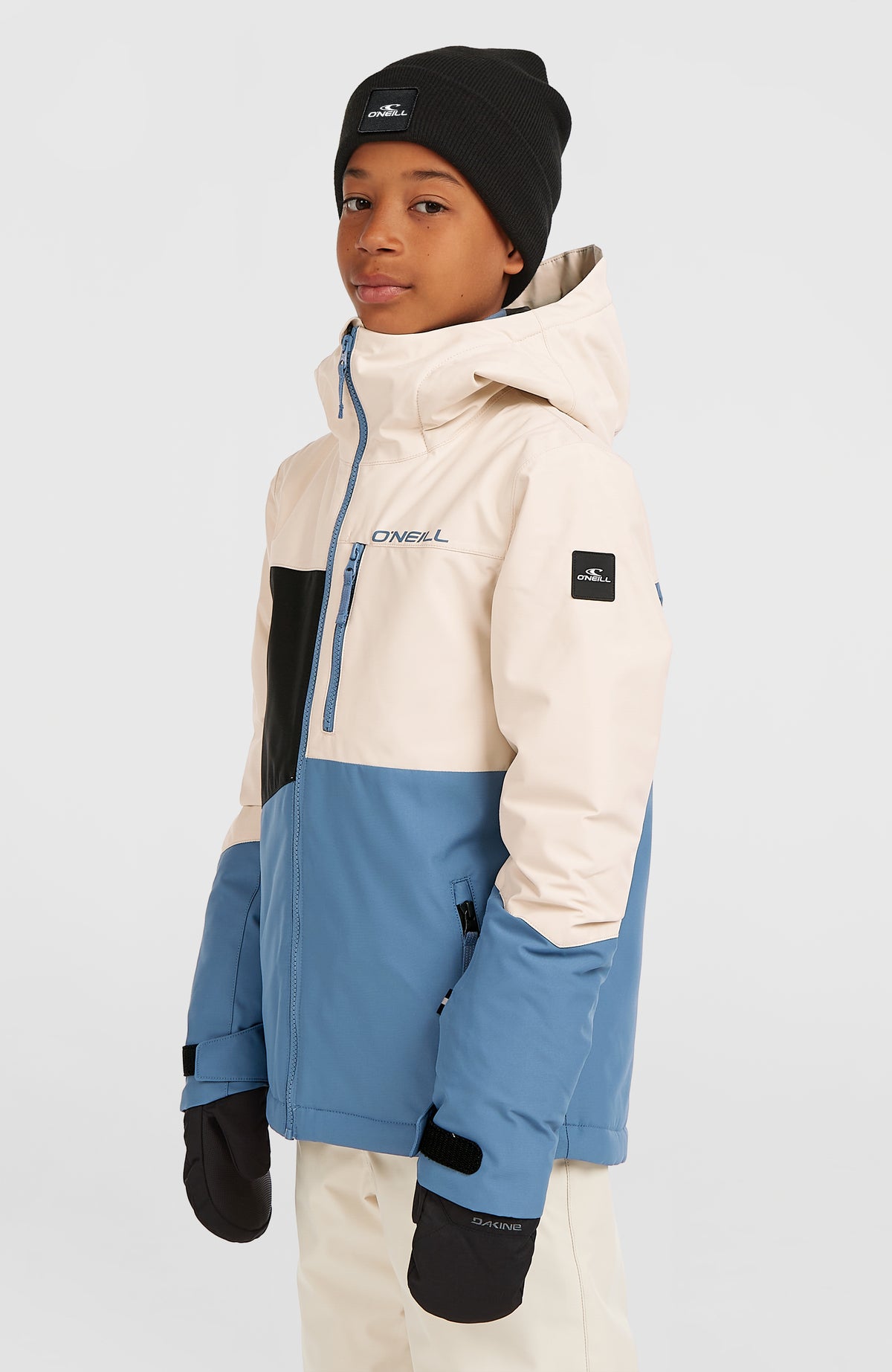 FWC'Cruz Triple Skijacke für Jungen in Beige-Mix, am Model von der Seite mit Logo-Patch am Ärmel