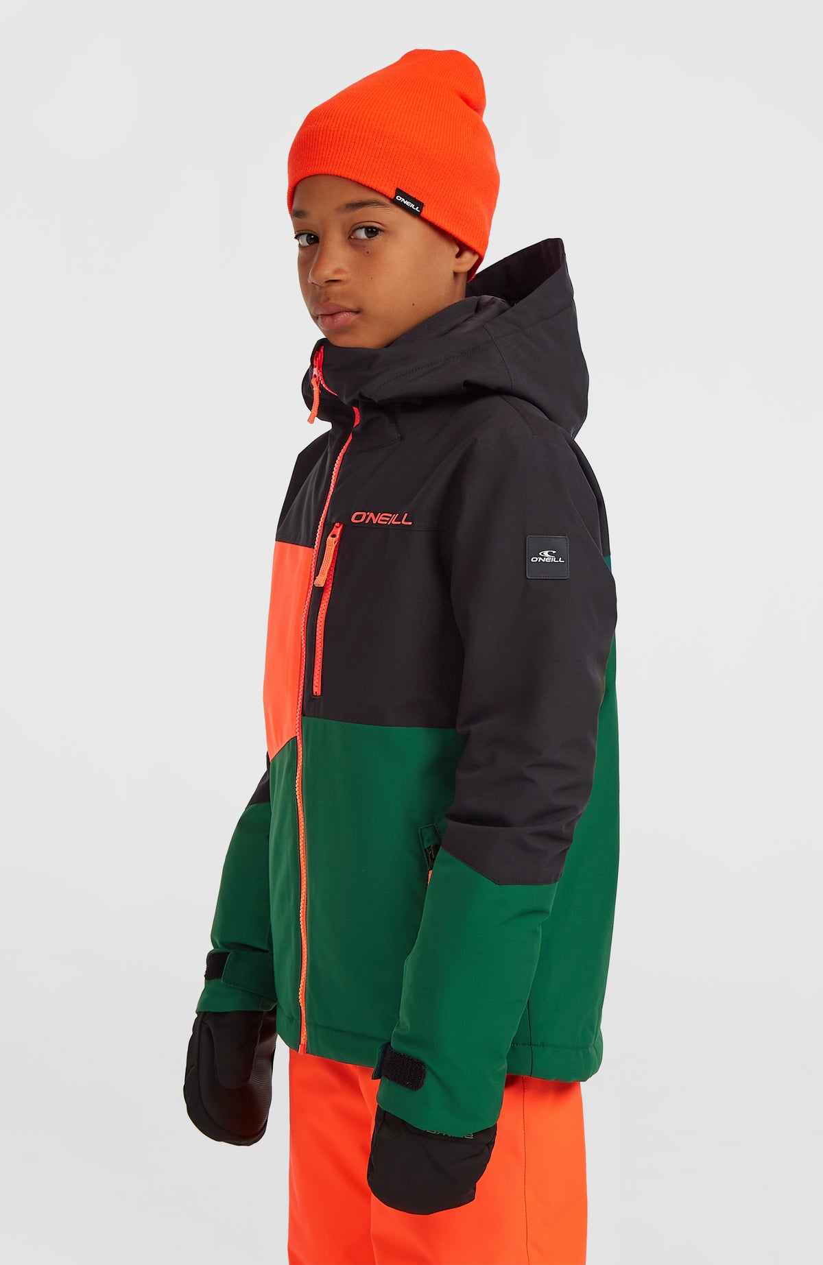 FWC'Cruz Triple Skijacke für Jungen, schwarz, Halbprofil am Model mit Logo-Patch am Ärmel