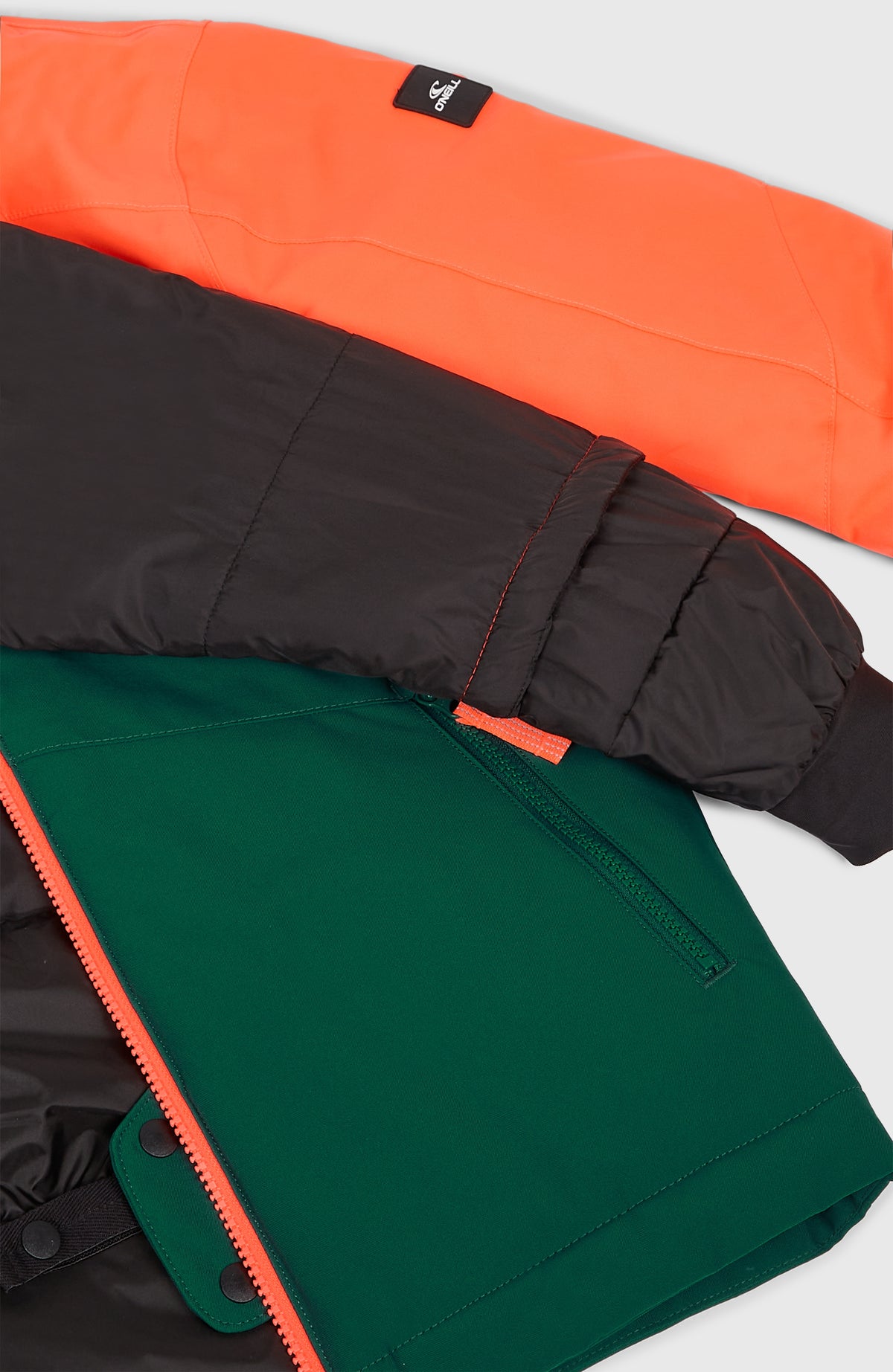 Nahaufnahme der FWC'Cruz Block Skijacke für Jungen in Rot-Mix, Detail von Innenfutter, Saum und Ärmelbund