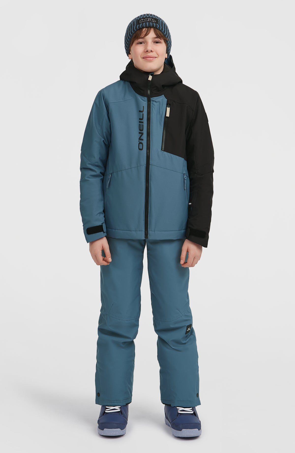 FWC'Cruz Block Skijacke für Jungen, schwarz, getragen am Model in vollständiger Vorderansicht mit Skihose