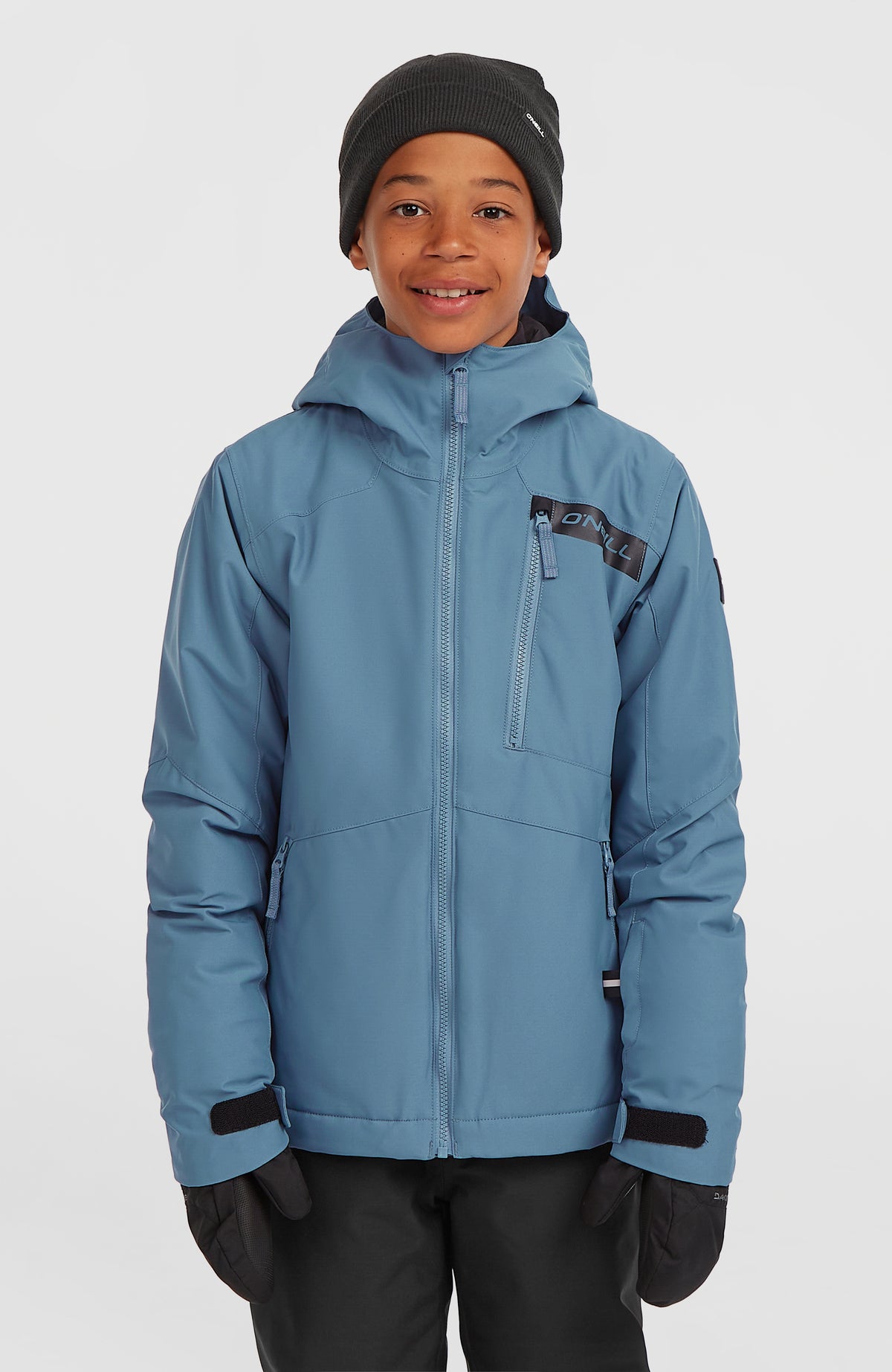 O'Neill FWC'Cruz Skijacke für Jungen, blau, Vorderansicht am Model mit hoch geschlossenem Kragen und Kapuze