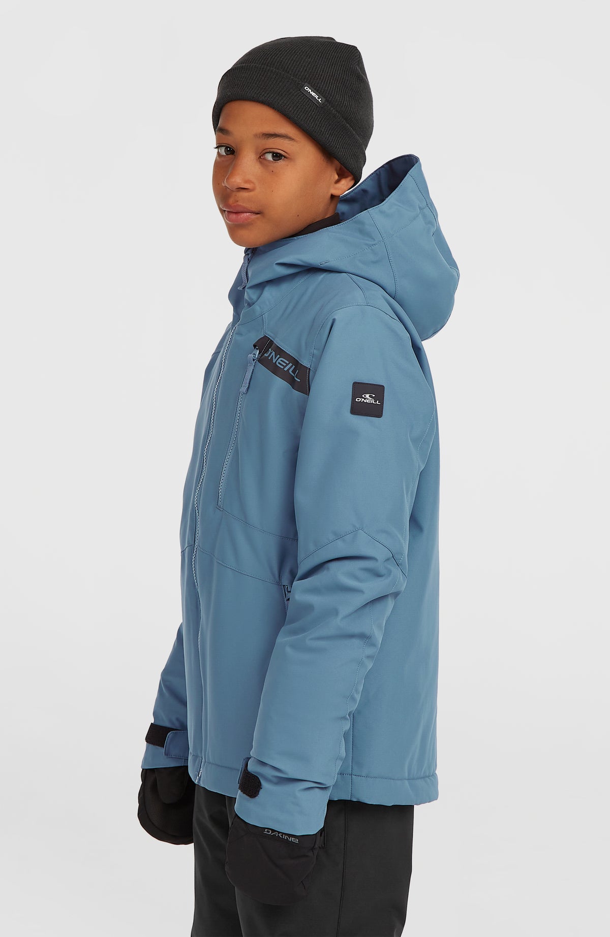 FWC'Cruz Skijacke für Jungen in Blau, Seitenansicht getragen am Model mit Logo-Patch am Ärmel und Brusttasche