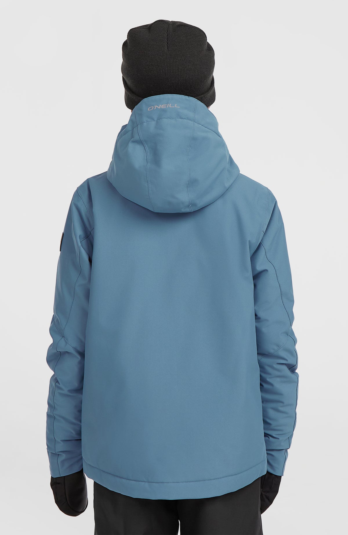 FWC'Cruz Skijacke für Jungen, blau, Rückansicht am Model mit angesetzter Kapuze und dezentem Logo-Schriftzug