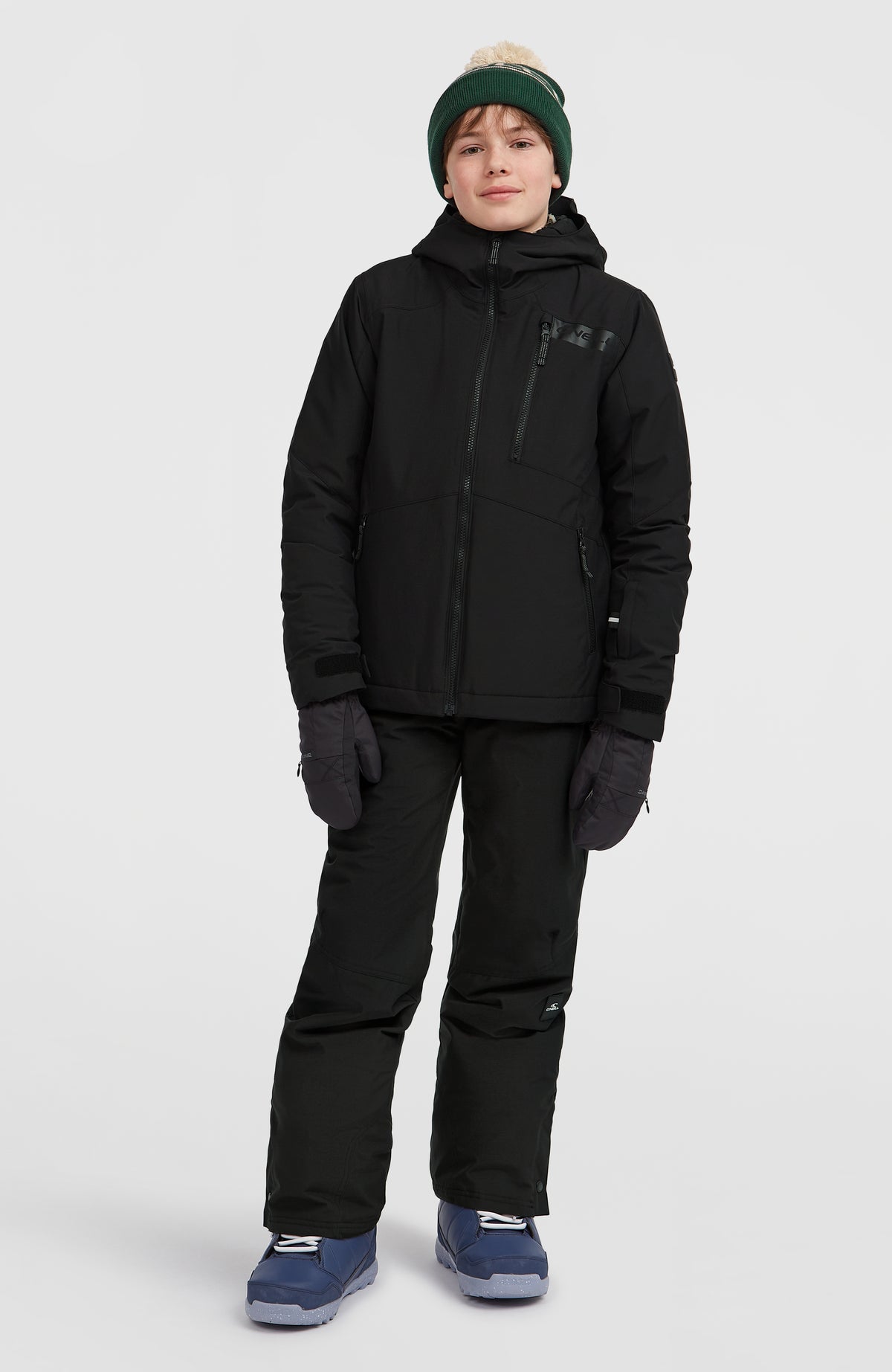Schwarze FWC'Cruz Skijacke für Jungen, Ganzkörperansicht am Model von vorne