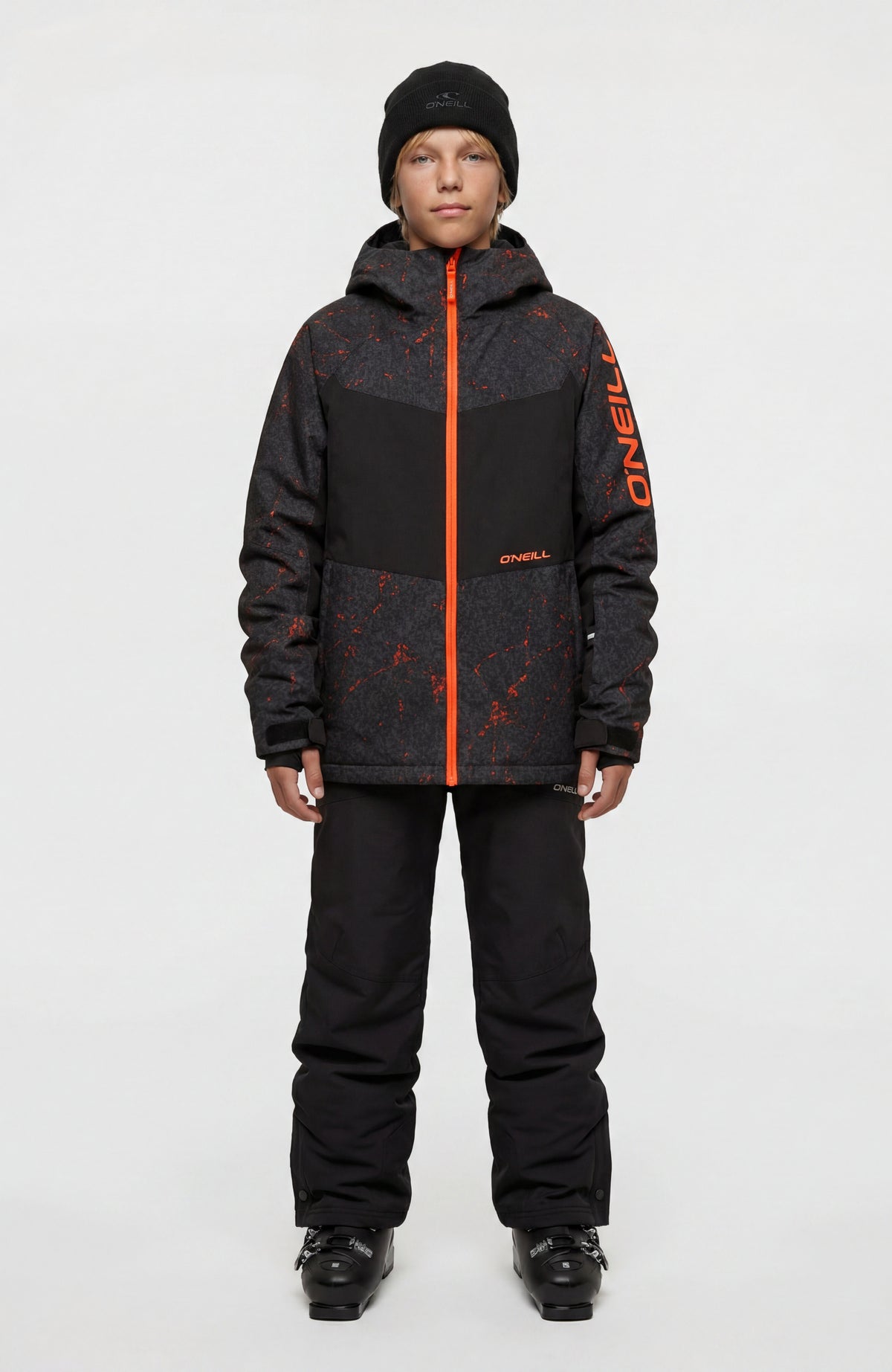 FWC'Cruz Mean Machine Skijacke für Jungen, schwarz mit Sprenkelmuster in Orange, getragen am Model von vorne