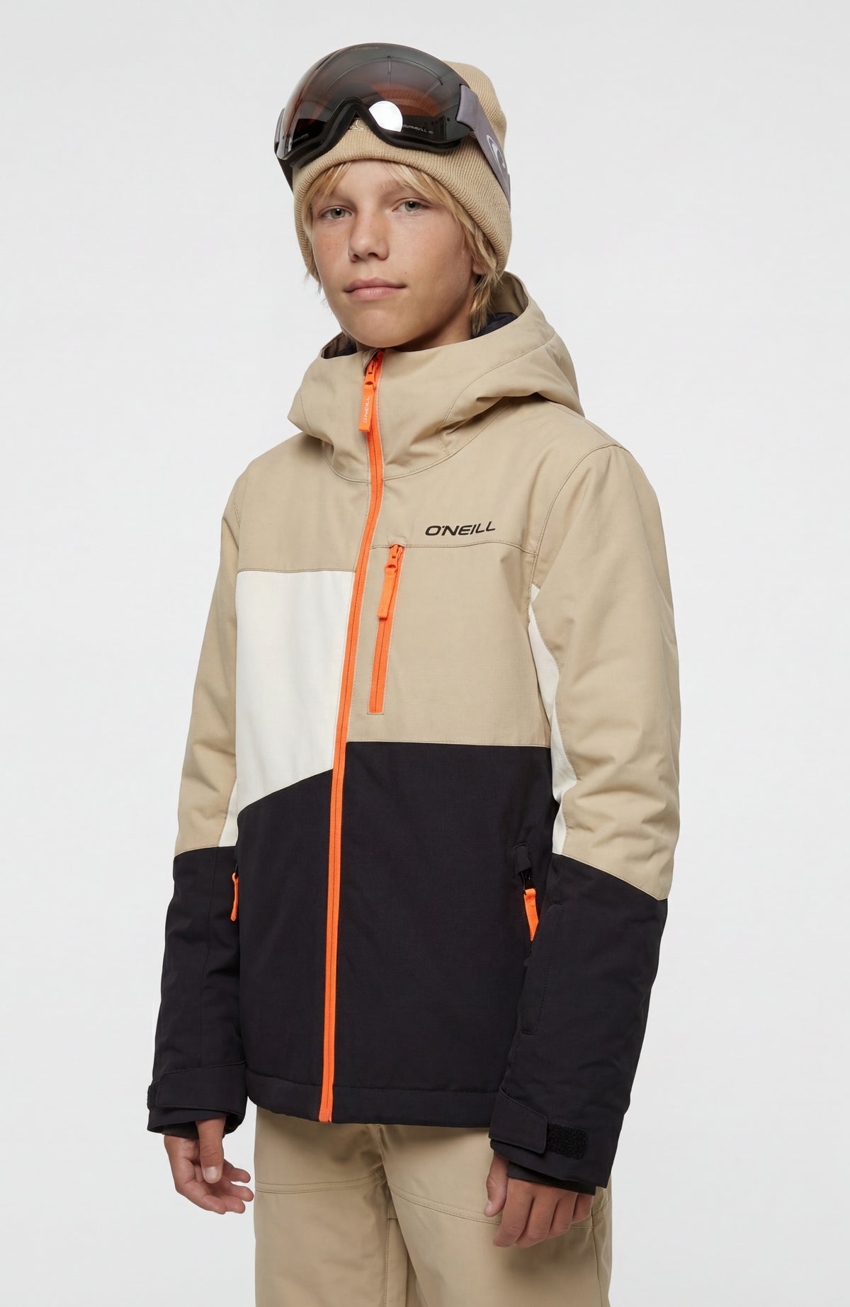 O'Neill FWC'Cruz Triple Skijacke für Jungen, beige, getragen am Model, Vorderansicht mit Kapuze und Reißverschluss