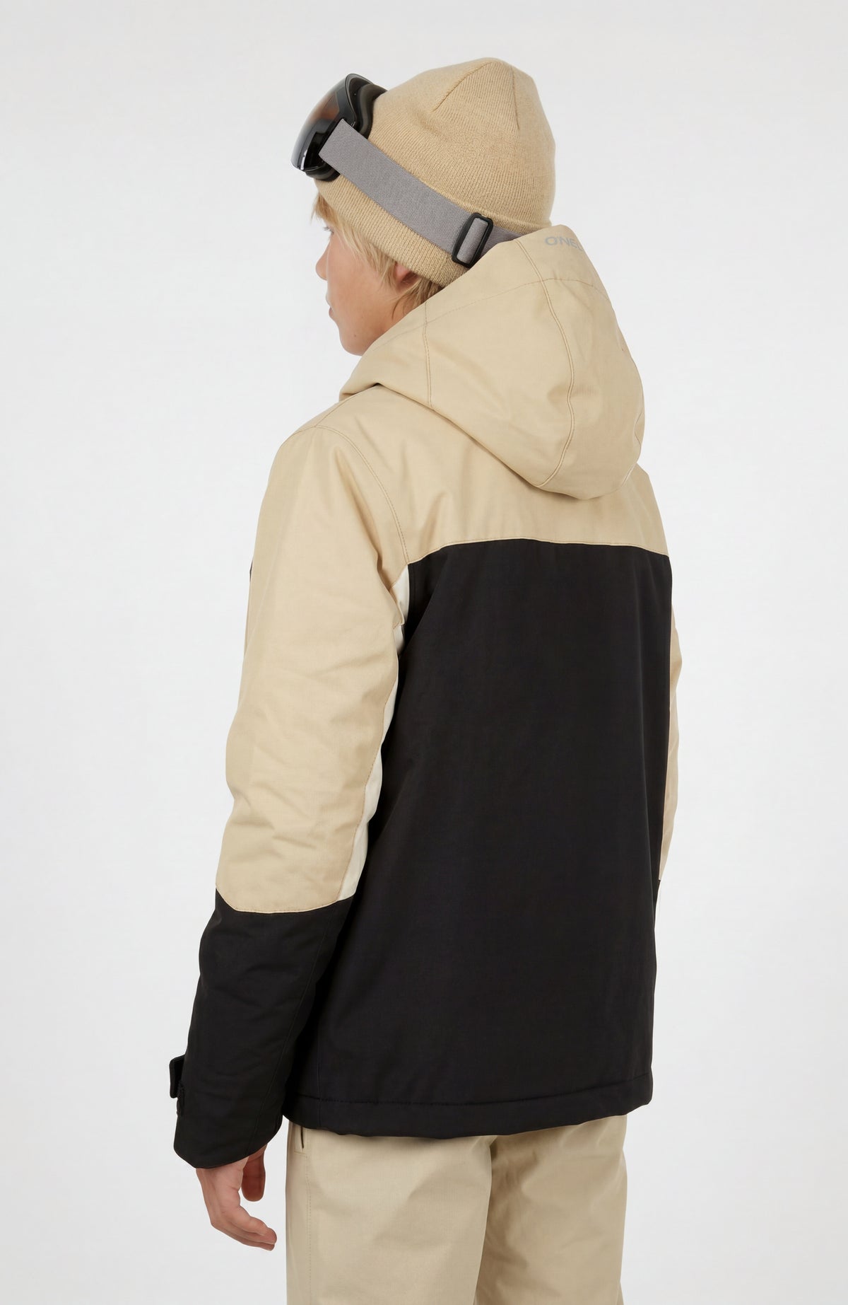 FWC'Cruz Triple Skijacke für Jungen, beige, getragen am Model, Rückansicht mit Kapuze im Dreiviertelprofil