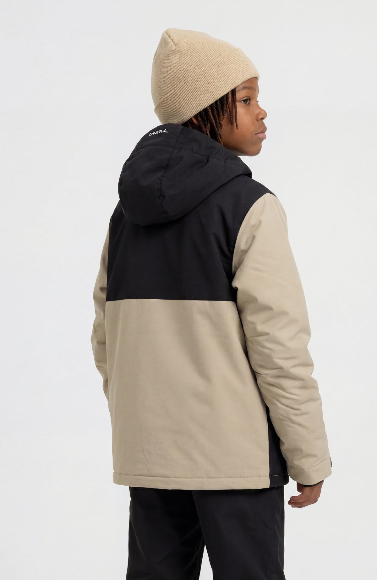 FWC'Cruz Break Point Skijacke für Jungen, schwarz, getragen am Model von hinten, Kapuze mit Logo-Print
