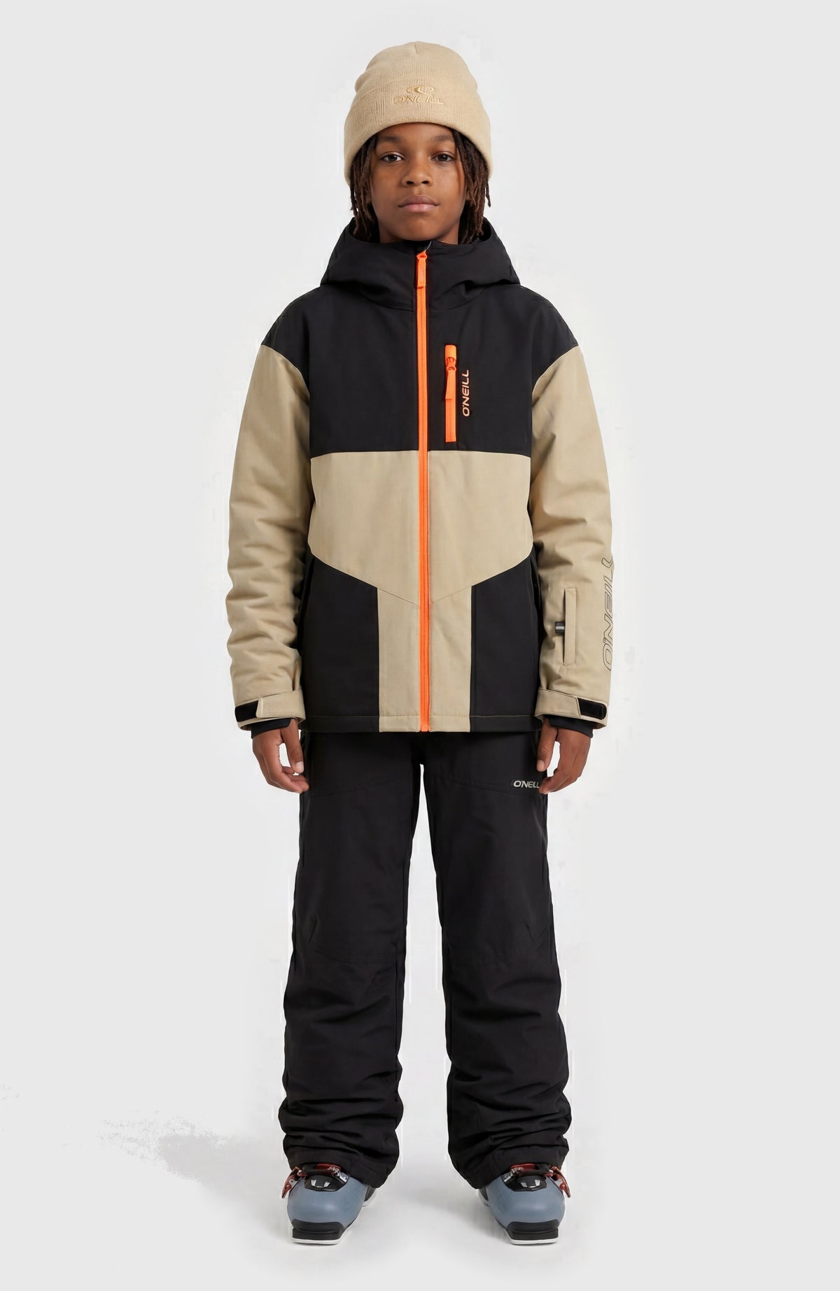 FWC'Cruz Break Point Skijacke für Jungen, schwarz, am Model in Ganzkörperansicht von vorne mit Skihose