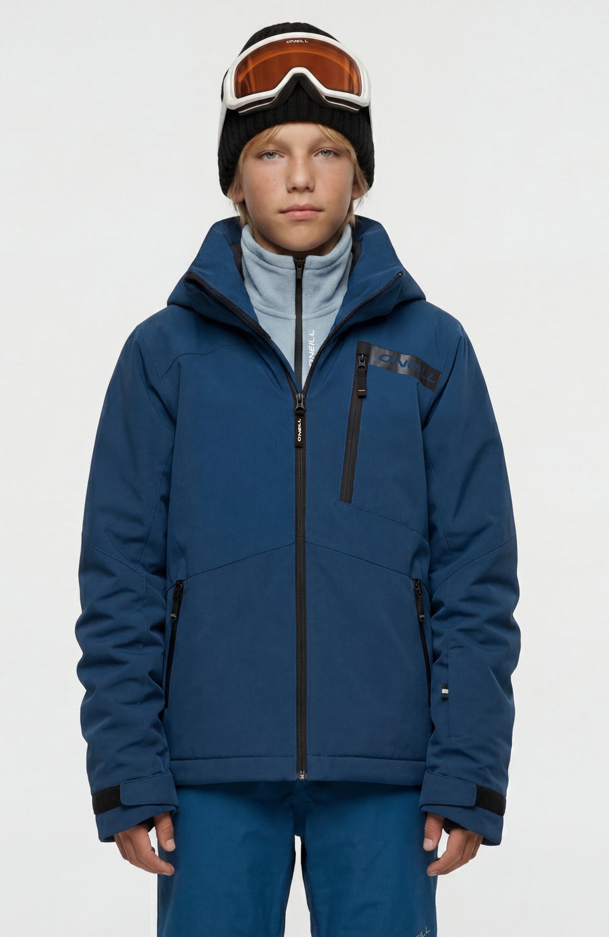 O'Neill FWC'Cruz Skijacke für Jungen, blau, Vorderansicht am Model mit Reißverschluss und Brusttasche