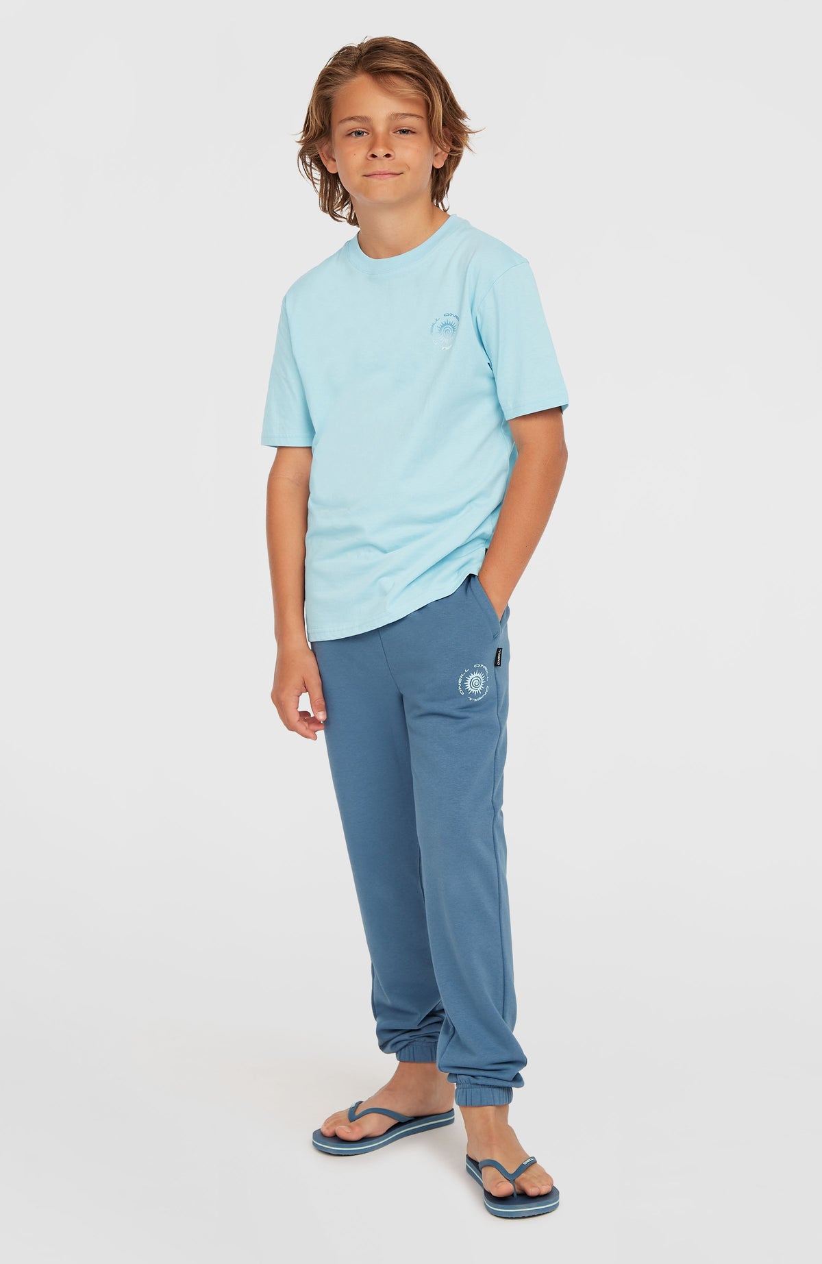 O'Neill Logo Jogginghose für Jungen, blau mit Logo-Print in Weiß, Vorderansicht, getragen am Model