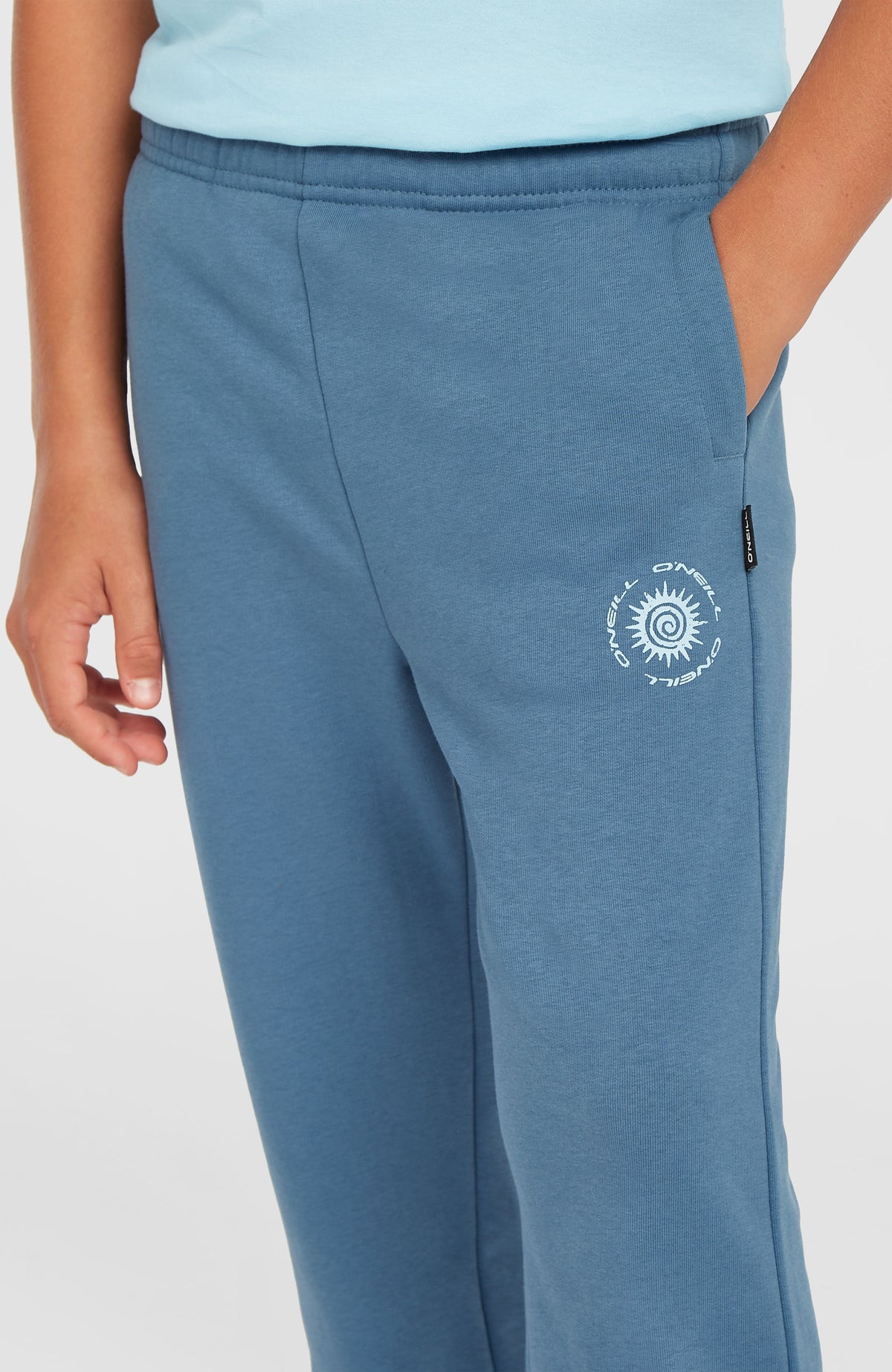 Nahaufnahme der blauen Logo Jogginghose für Jungen mit Logo-Print und elastischem Bund, am Model