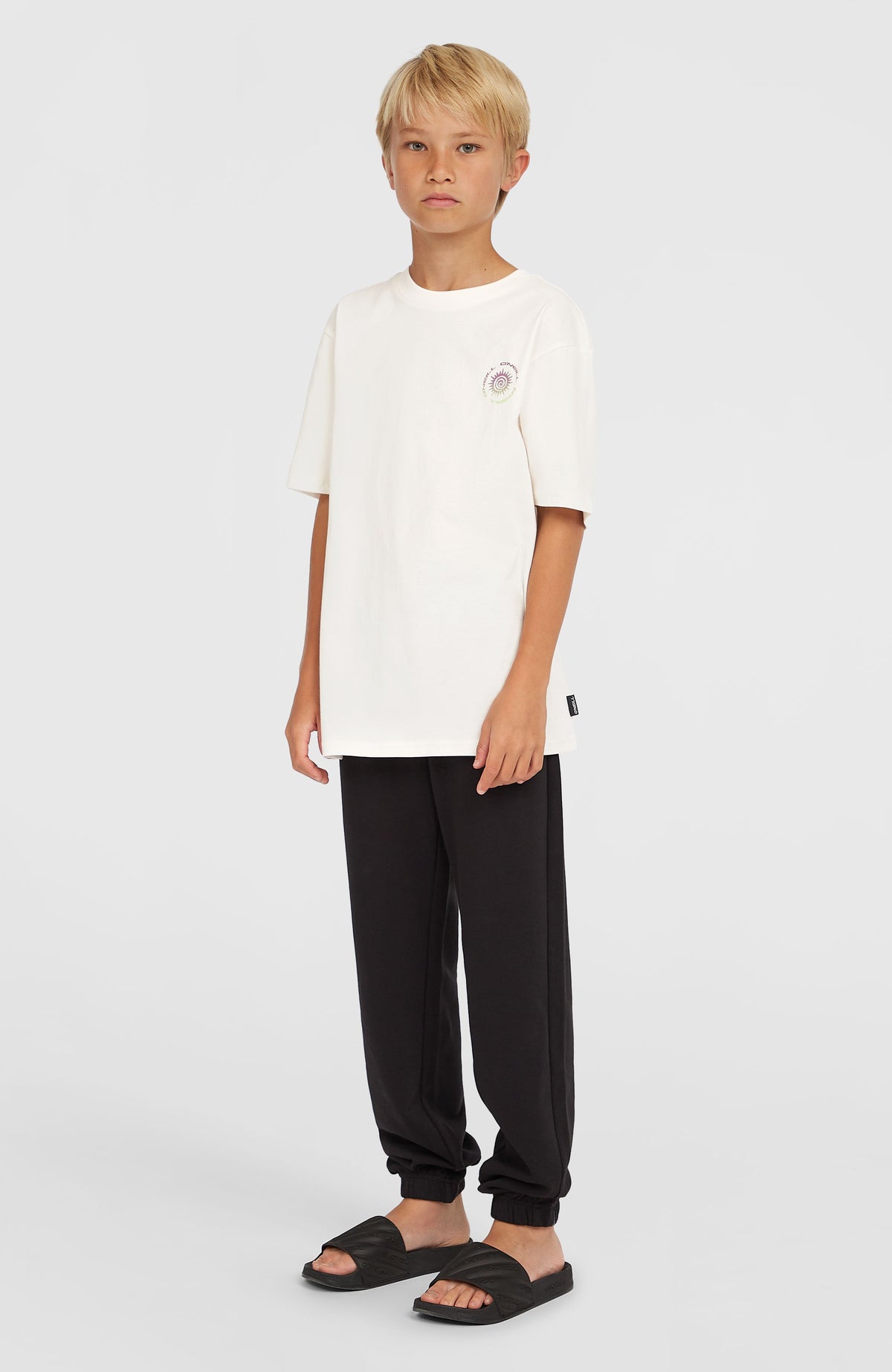 O'Neill Logo Jogginghose für Jungen, schwarz mit Logo-Print in Lila und Gelb, Vorderansicht, getragen am Model