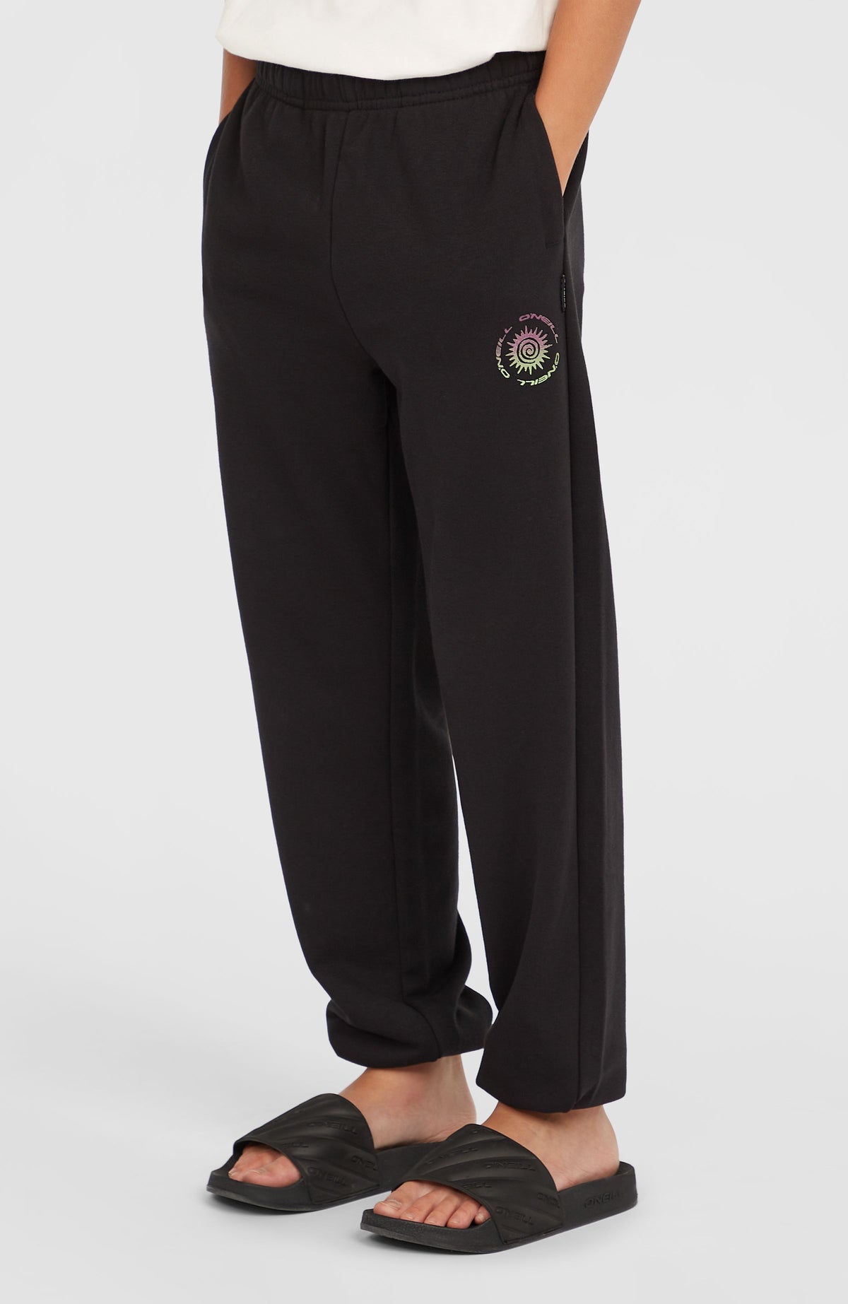 Logo Jogginghose für Jungen, schwarz mit Logo-Print in Lila und Gelb, Vorderansicht, elastischer Bund