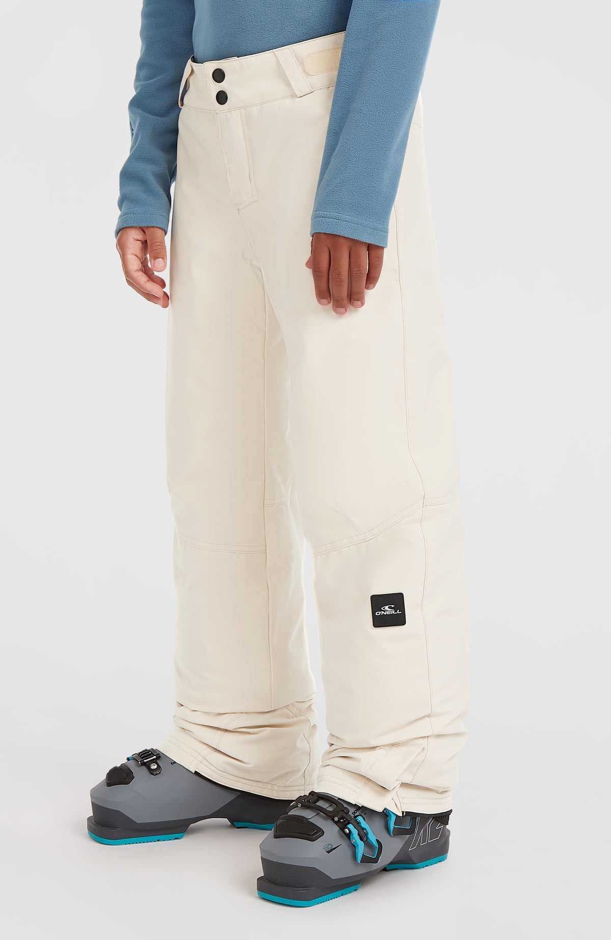 FWC'Cruz Skihose für Jungen, beige, Halbseitenansicht am Model mit Logo-Badge am Hosenbein