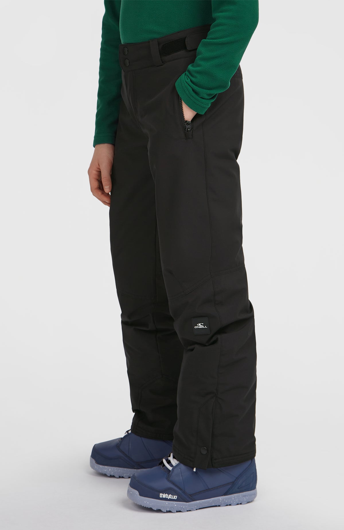 FWC'Cruz Skihose für Jungen, schwarz, Halbprofil am Model, Logo-Patch am Hosenbein