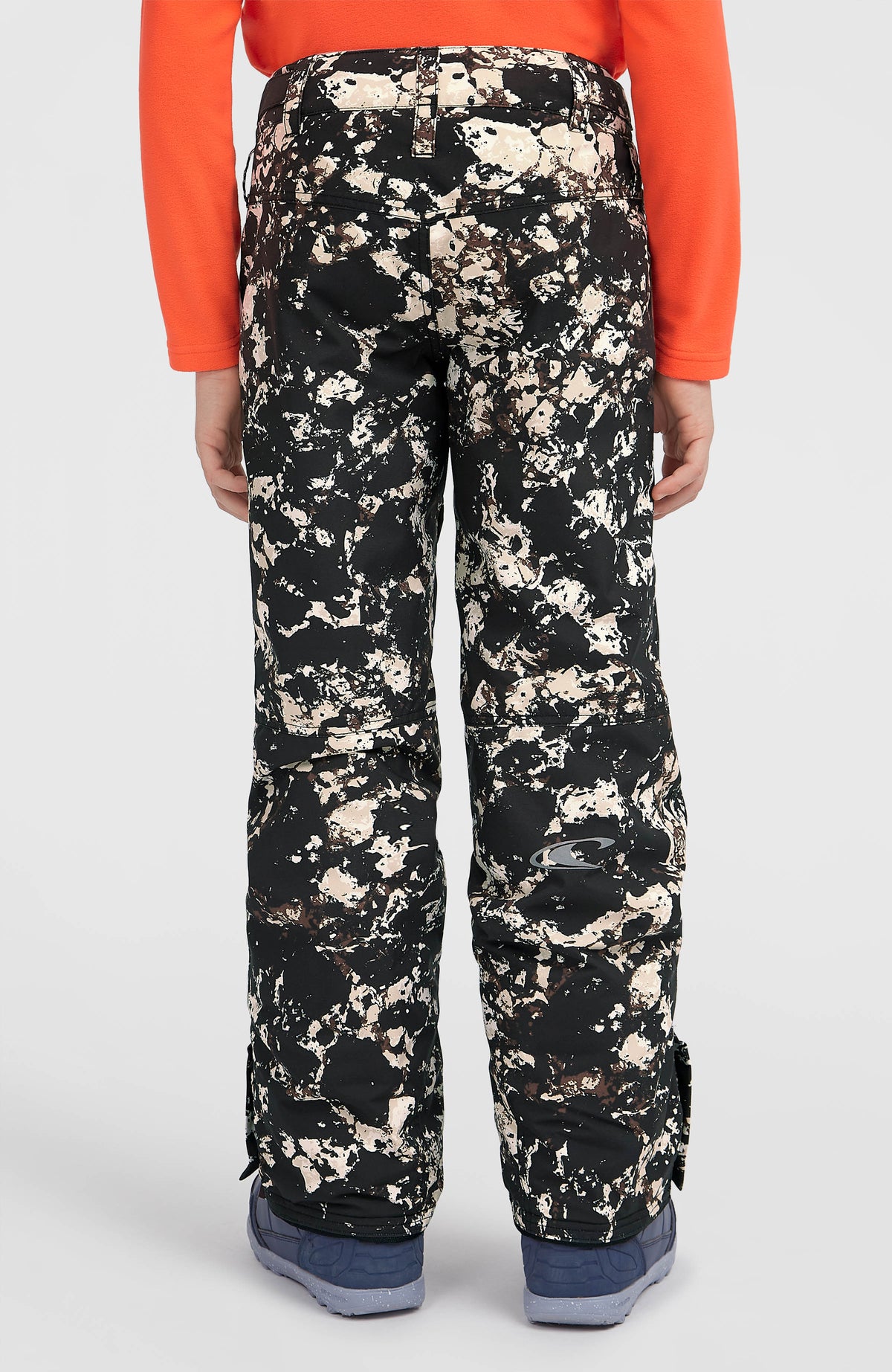FWC'Cruz Skihose für Jungen, schwarz mit Allover-Muster in Beige, Rückansicht am Model mit Logo-Print