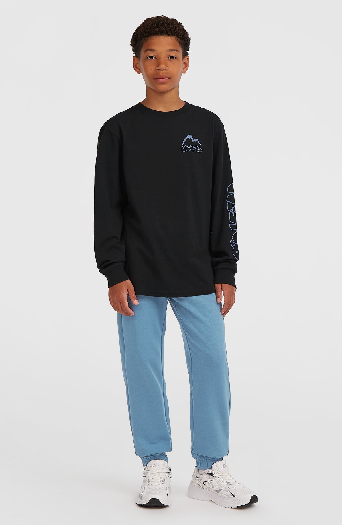 O'Neill Essentials Jogginghose für Jungen, blau, Frontansicht, getragen am Model mit elastischem Bund