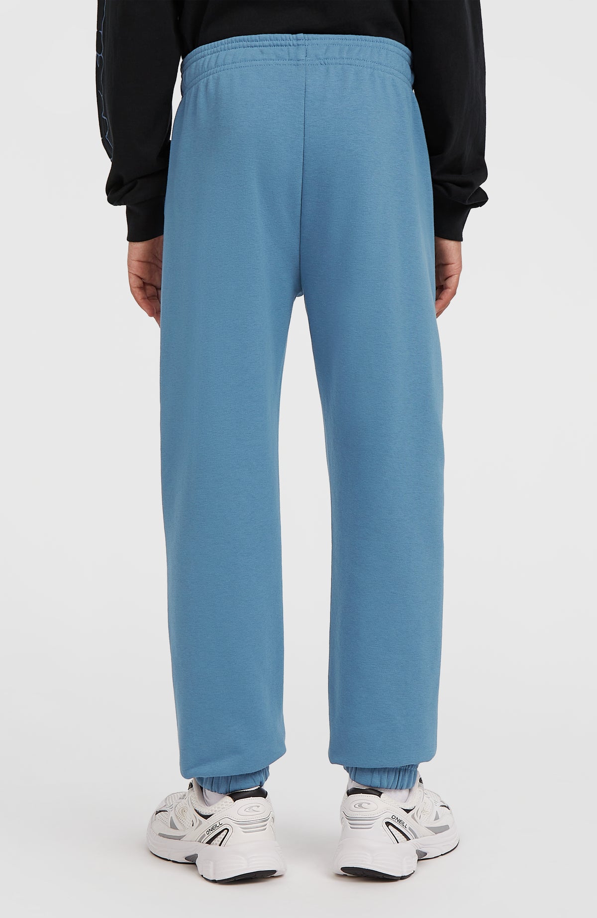 Essentials Jogginghose für Jungen, blau, Rückansicht am Model mit elastischem Bund
