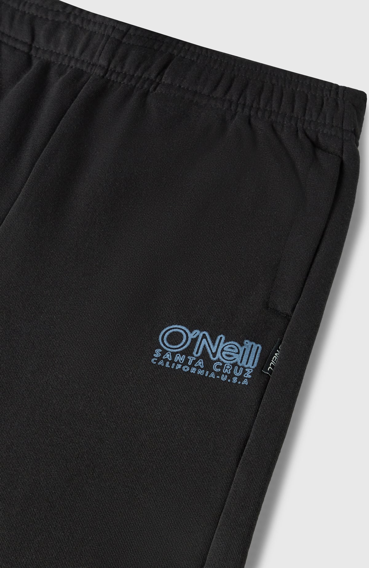Essentials Jogginghose für Jungen, schwarz mit Logo-Print in Hellblau, Nahaufnahme von Bund und Logo