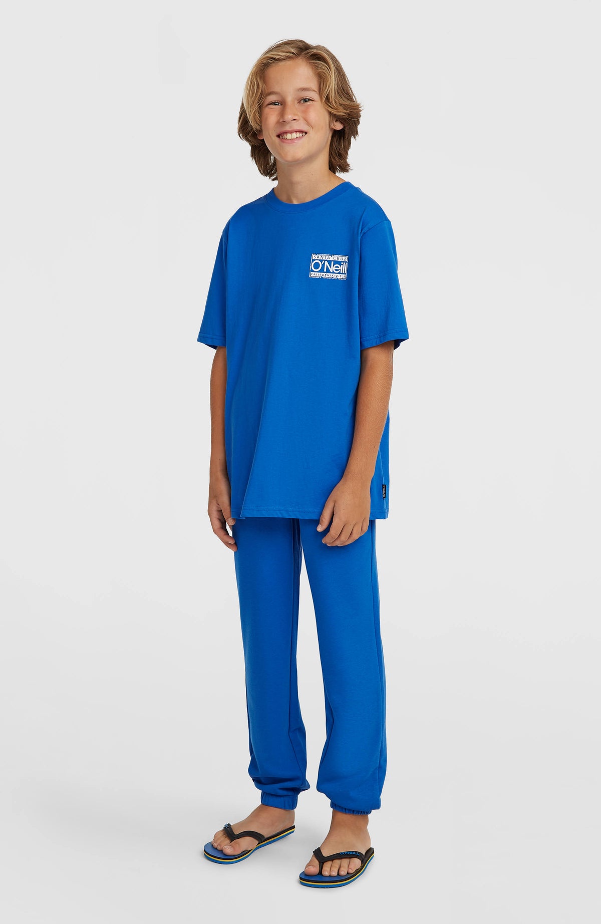 O'Neill Cali Jogginghose für Jungen, blau mit Logo-Print in Weiß, getragen am Model, Vorderansicht