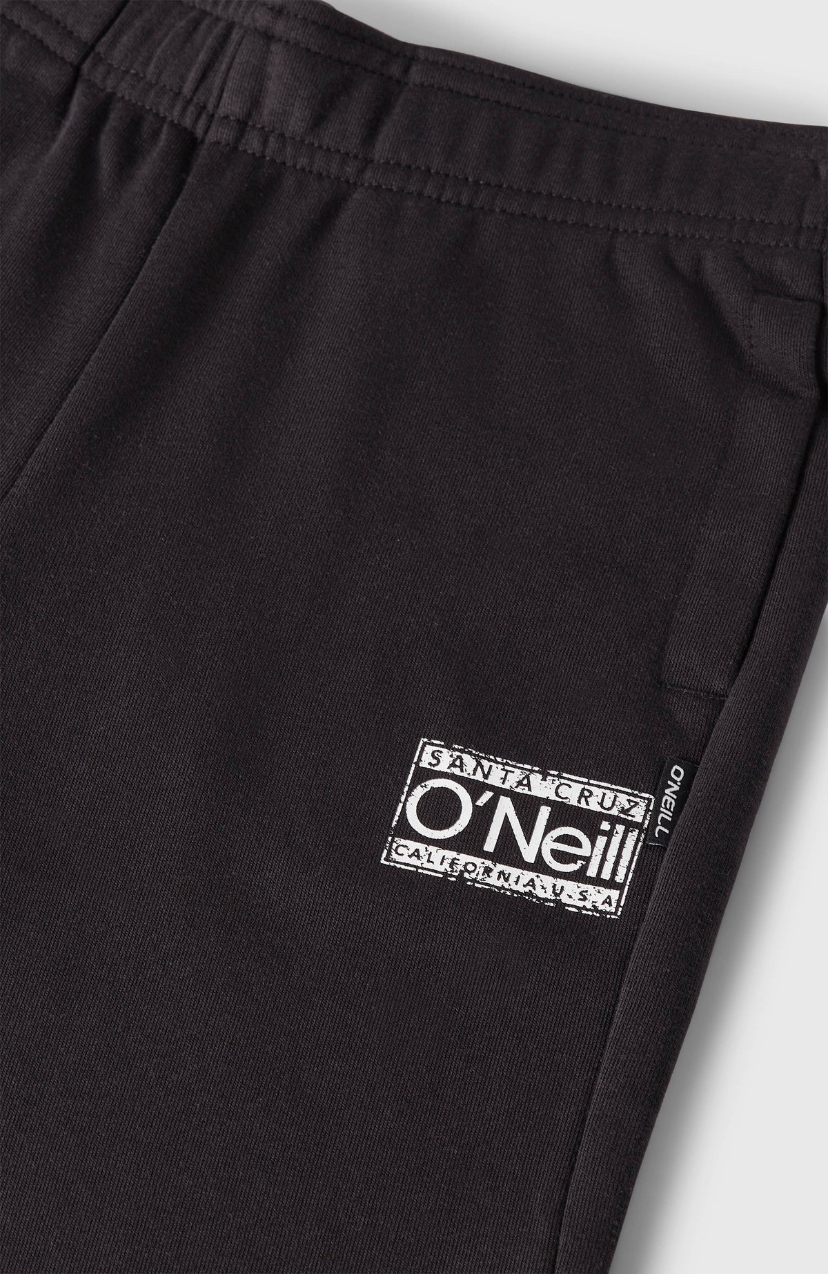 Nahaufnahme von Bund, Tasche und weißem Logo-Print der schwarzen Cali Jogginghose, flach liegend
