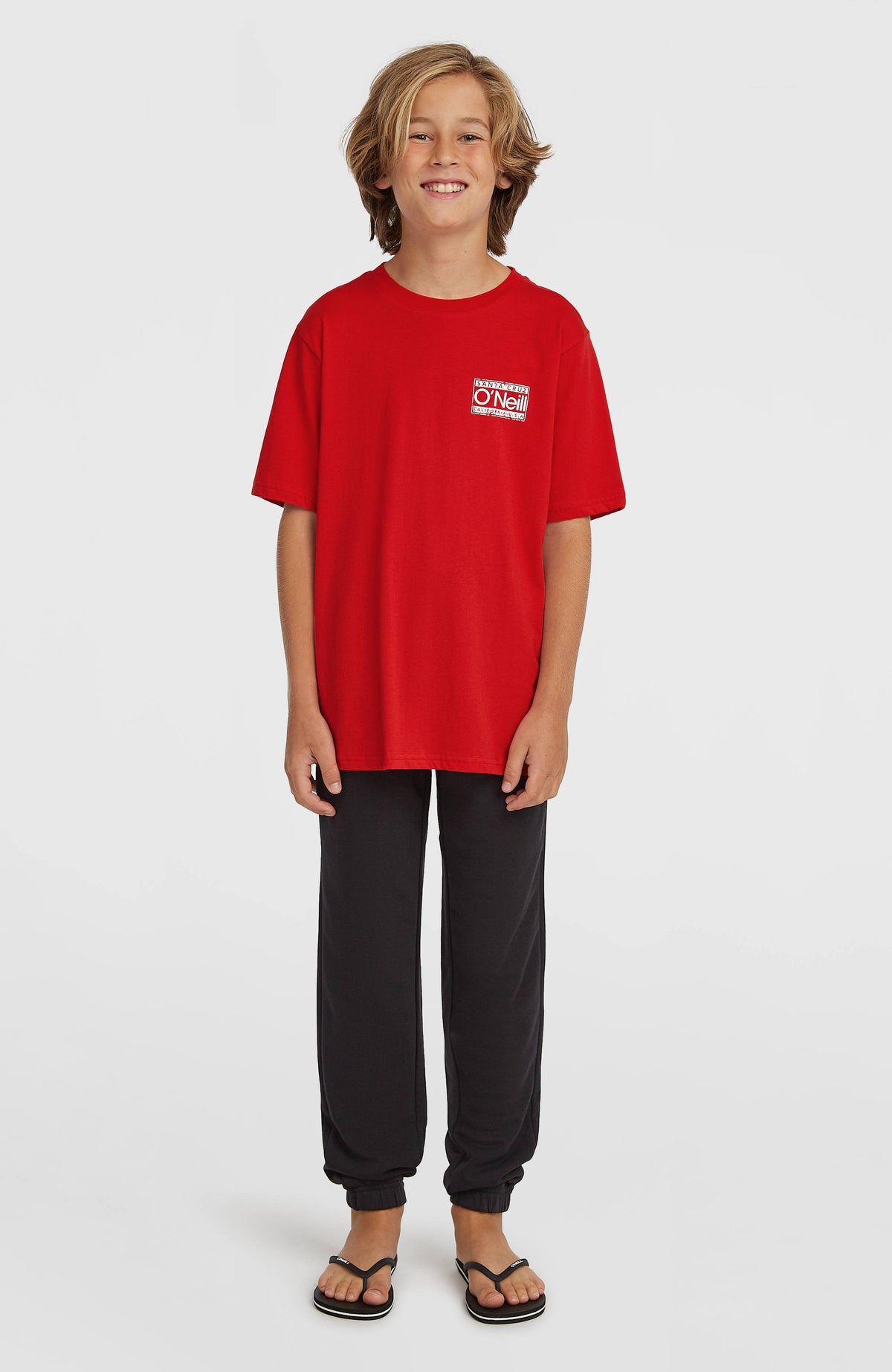 O'Neill Cali Jogginghose für Jungen, schwarz mit Logo-Print in Weiß, Vorderansicht getragen am Model