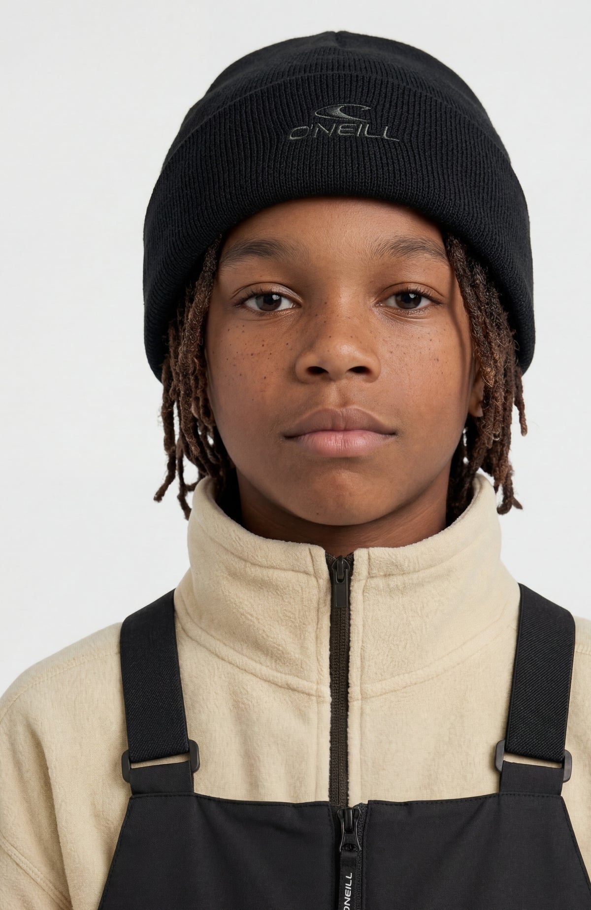 FWC'Cruz Bib Skihose für Jungen, schwarz, Nahaufnahme am Model mit Fokus auf Latz und Reißverschluss