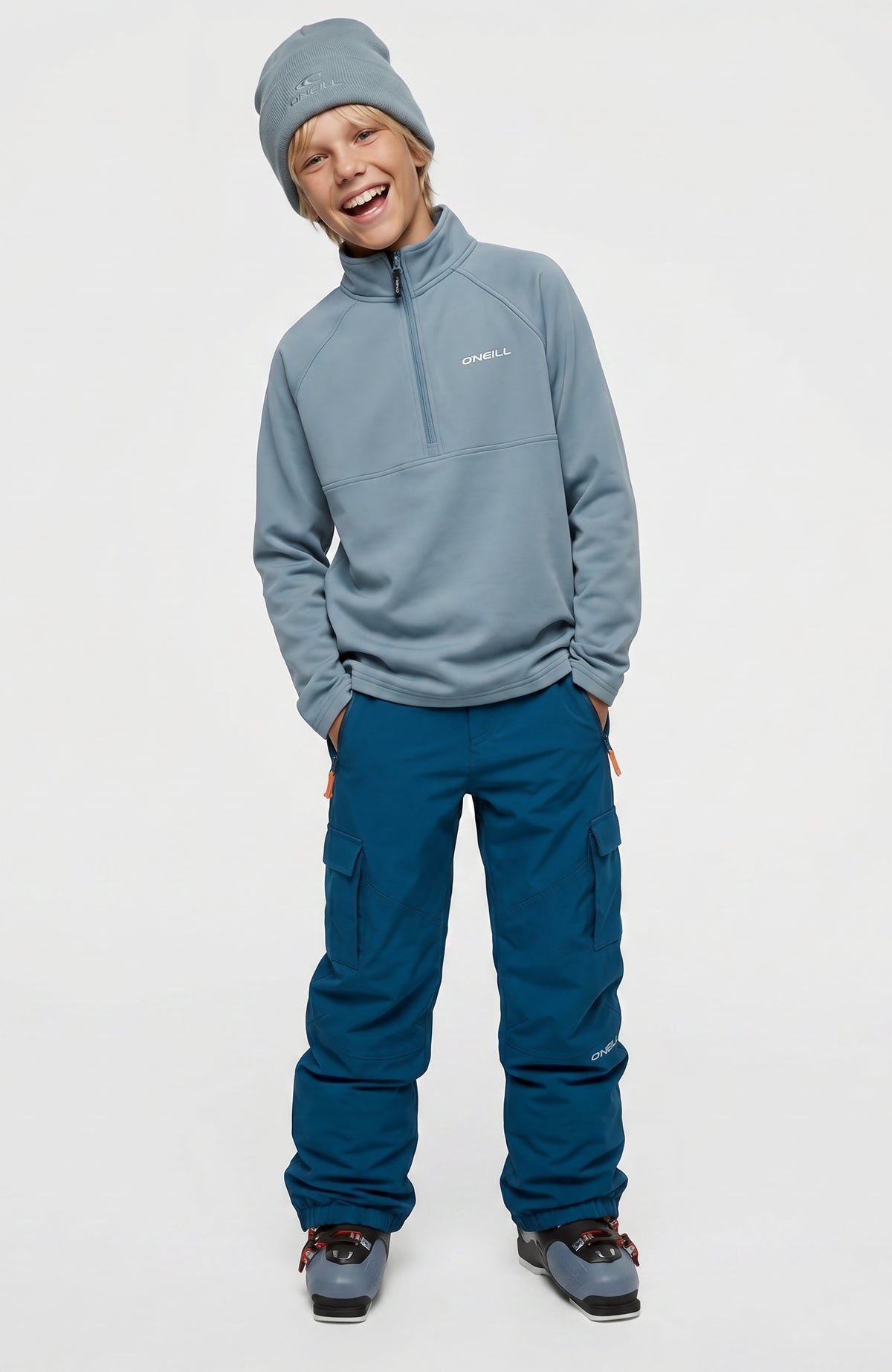 FWC'Cruz Cargo-Skihose für Jungen, blau, getragen am Model, Frontalansicht mit weitem Schnitt und Cargotaschen