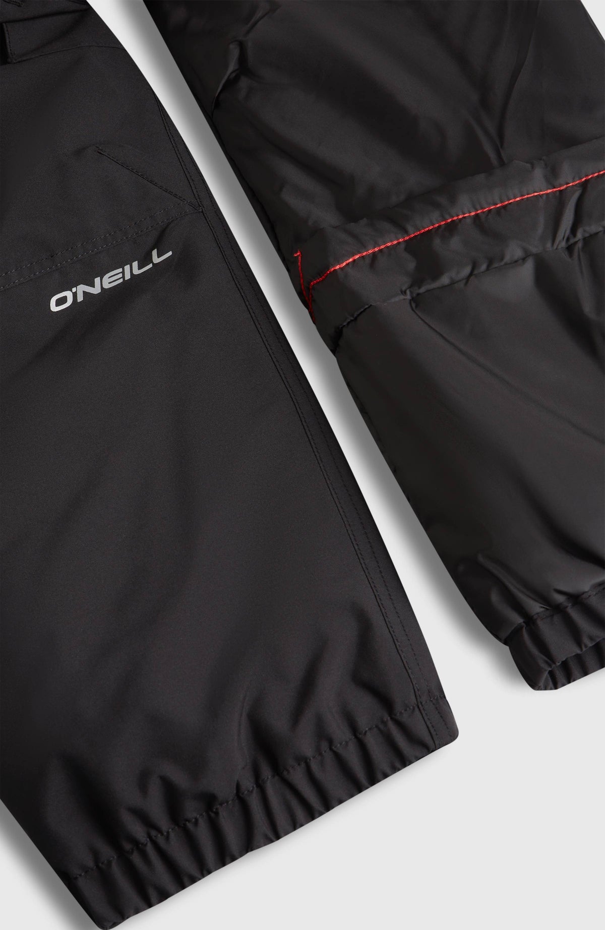 FWC'Cruz Cargo-Skihose für Jungen, schwarz, Nahaufnahme des Beinabschlusses mit Logo-Schriftzug und Innenfutter