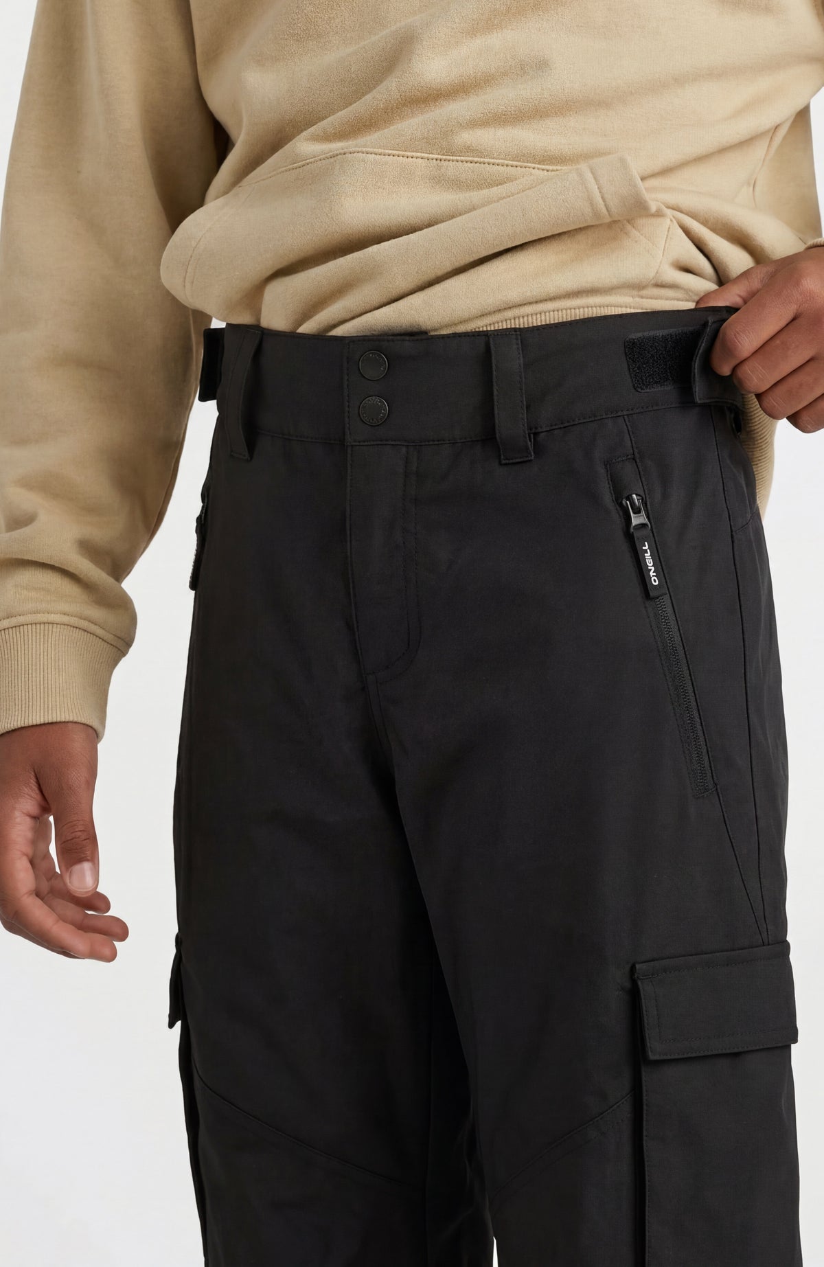 FWC'Cruz Cargo-Skihose für Jungen, schwarz, Nahaufnahme von Hosenbund mit Klettverschluss und Reißverschlusstasche