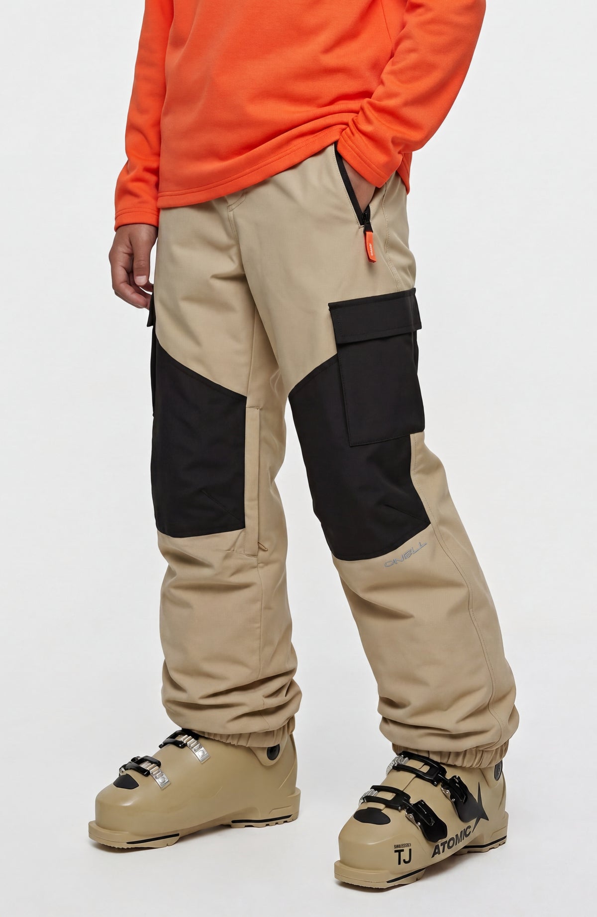 O'Neill FWC'Cruz Cargo-Skihose für Jungen in Beige, Vorderansicht am Model mit Cargotaschen und Skischuhen