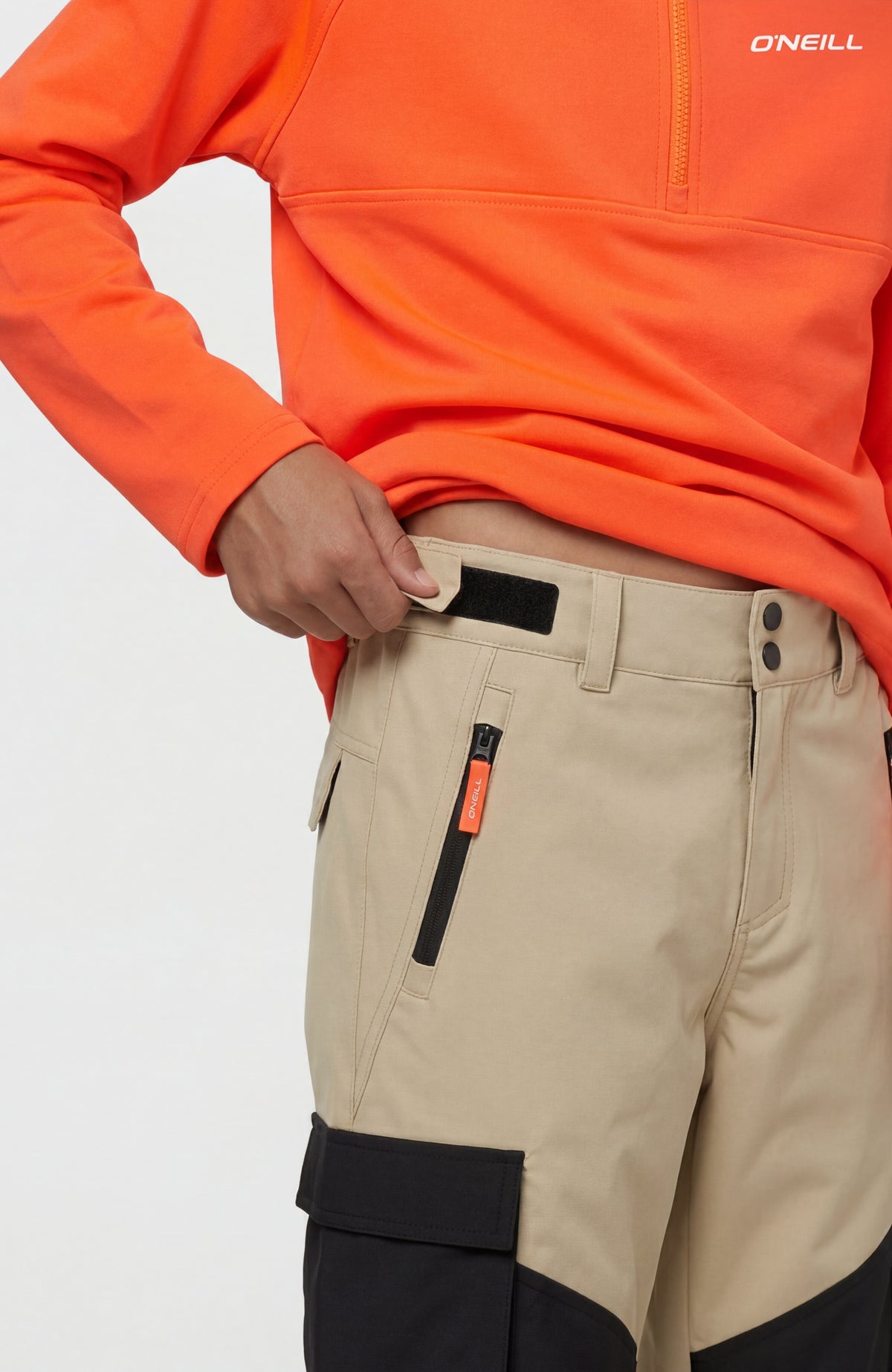 FWC'Cruz Cargo-Skihose für Jungen, beige, Nahaufnahme am Model mit verstellbarem Klettverschluss am Bund