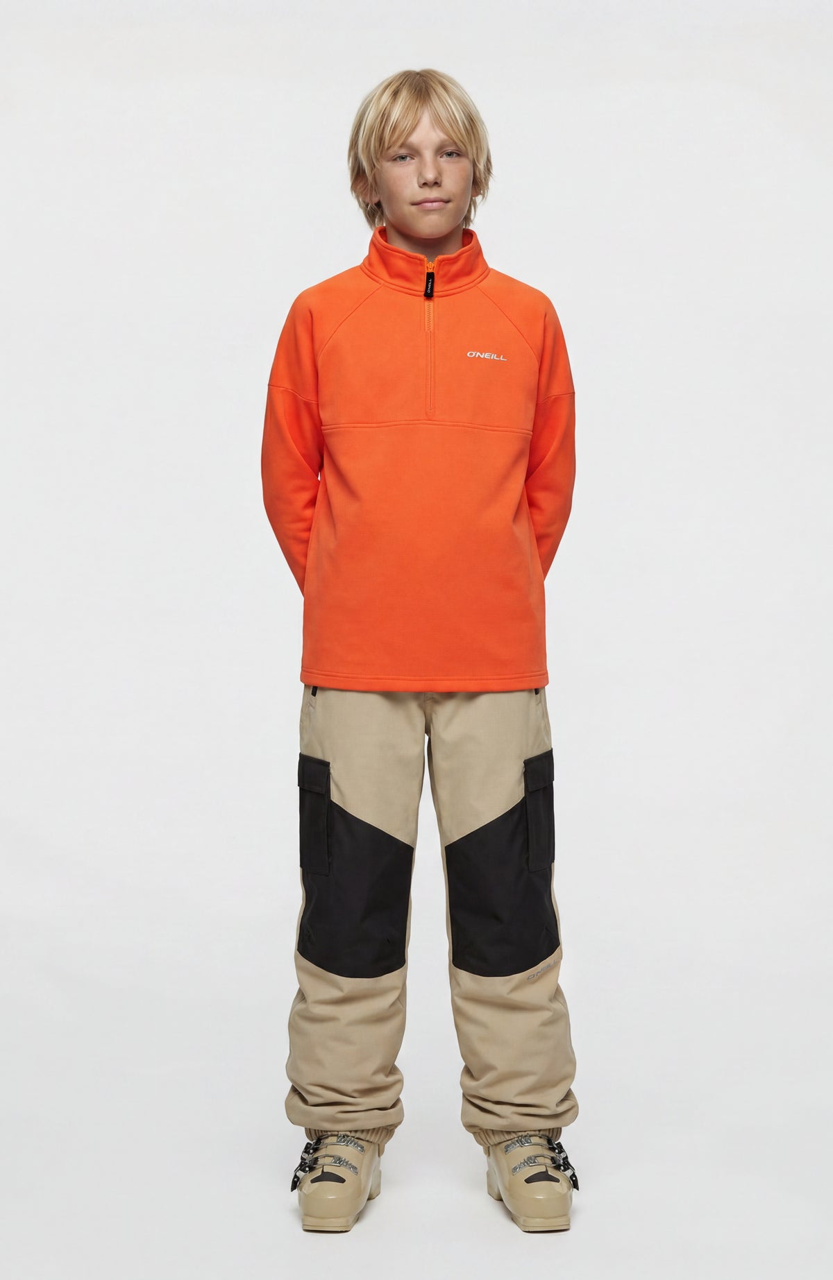 FWC'Cruz Cargo-Skihose für Jungen in Beige, frontale Gesamtansicht am Model mit schwarzen Knieeinsätzen