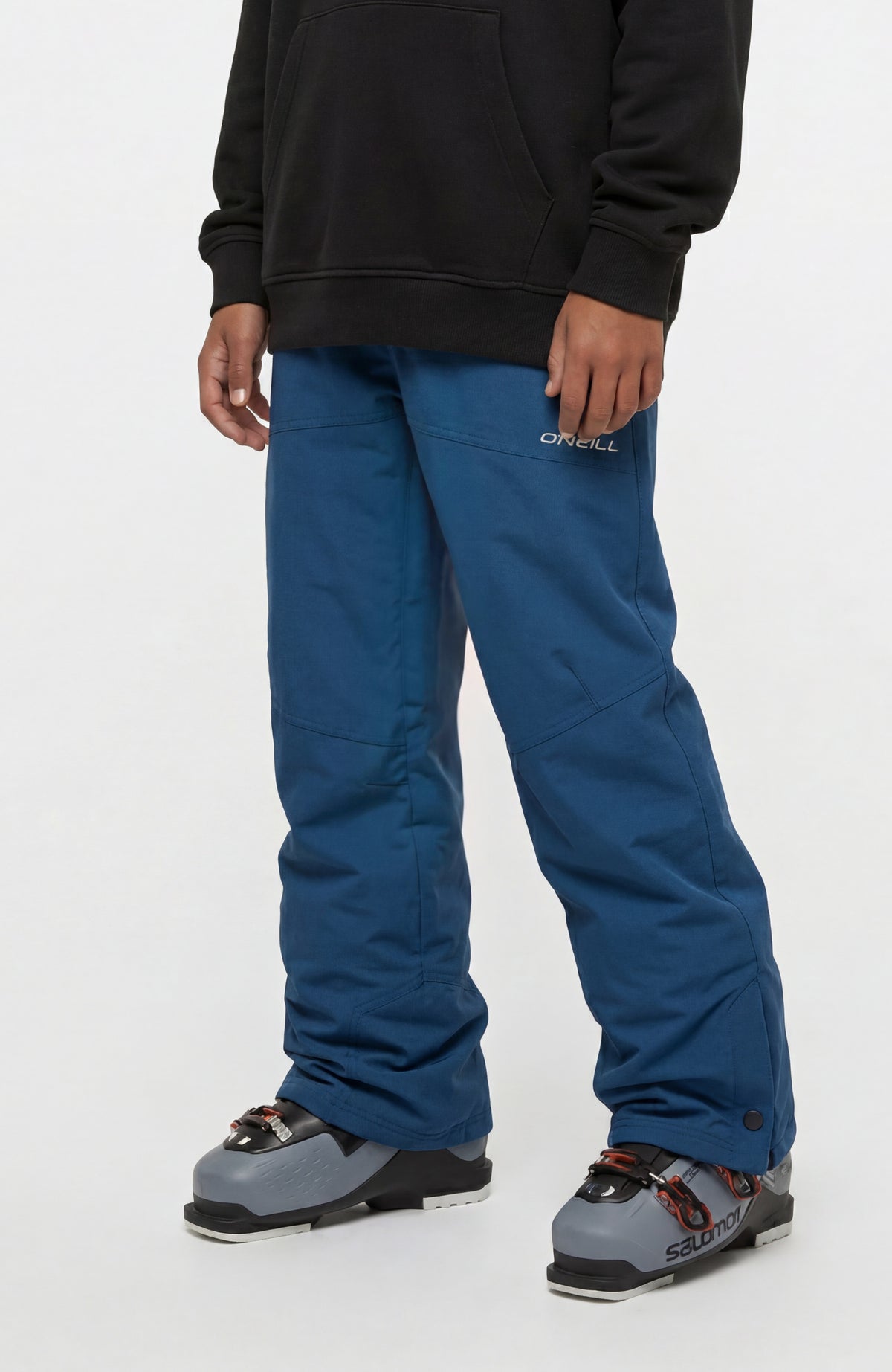 O'Neill FWC'Cruz Skihose für Jungen, blau, Vorderansicht, getragen am Model mit dezentem Logo-Print