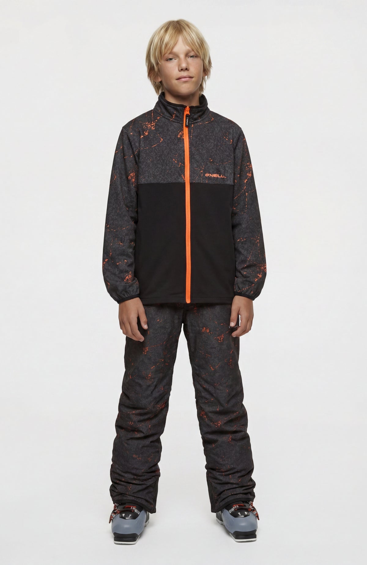 FWC'Cruz Skihose für Jungen, schwarz mit Sprenkelmuster in Orange, Ganzkörperansicht am Model