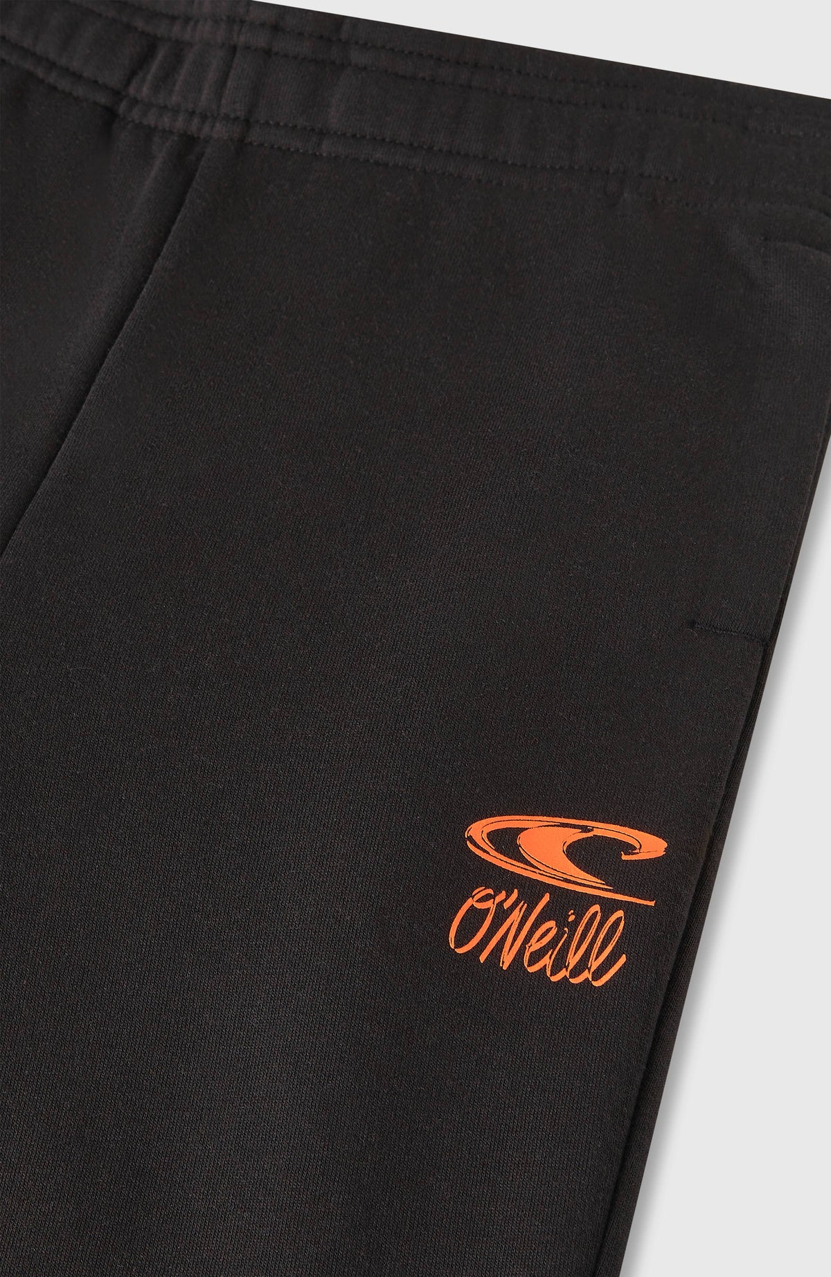 Nahaufnahme der schwarzen Essentials Jogginghose für Jungen, flach liegend mit Logo-Print in Orange