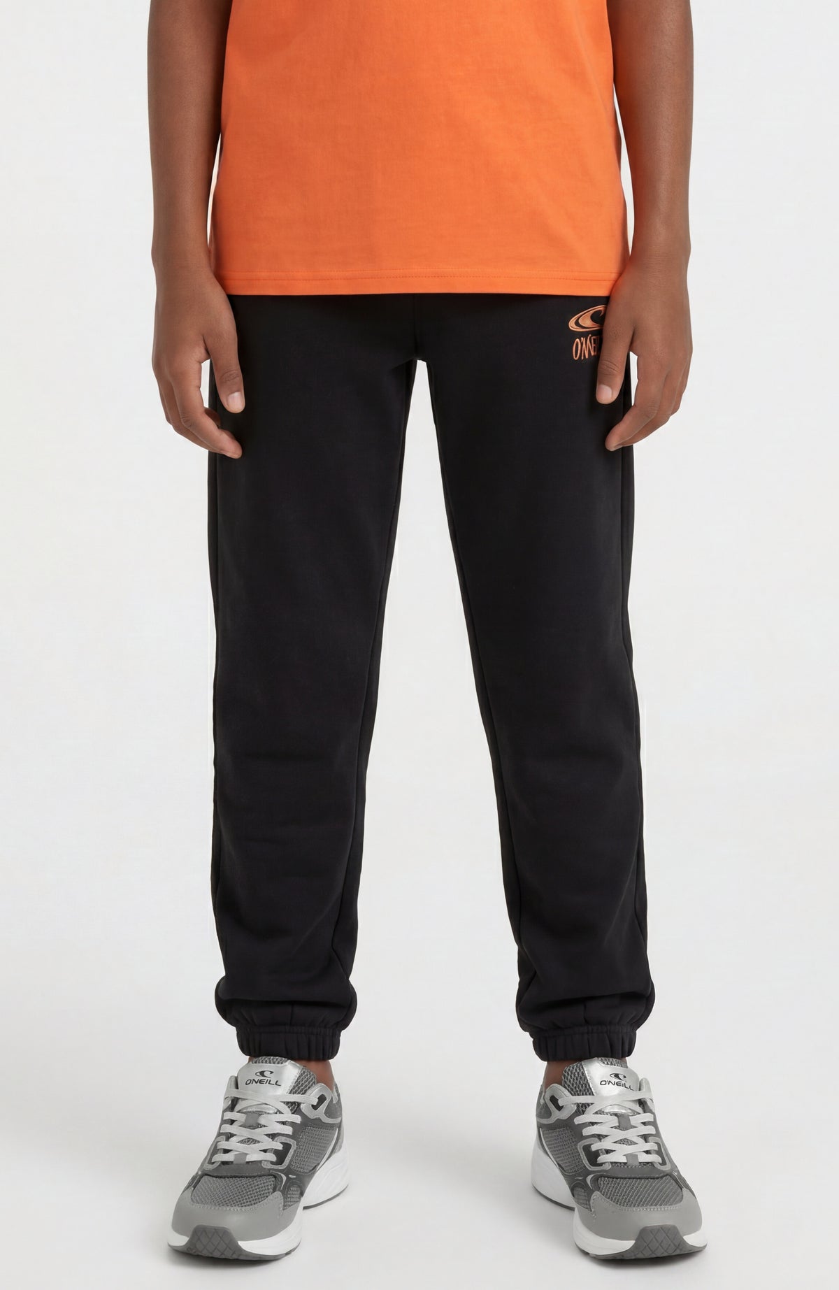 O'Neill Essentials Jogginghose für Jungen, schwarz mit Logo-Print in Orange, Vorderansicht am Model