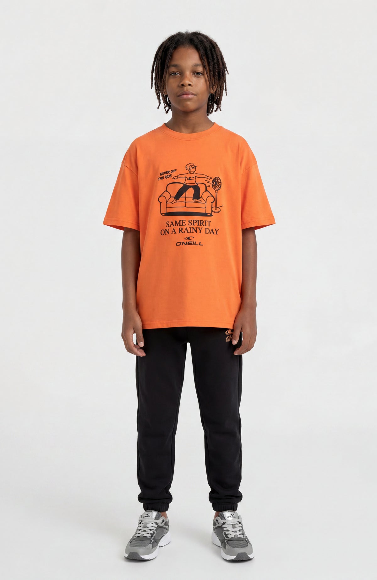 Essentials Jogginghose für Jungen, schwarz mit Logo-Print in Orange, Ganzkörperansicht am Model von vorne