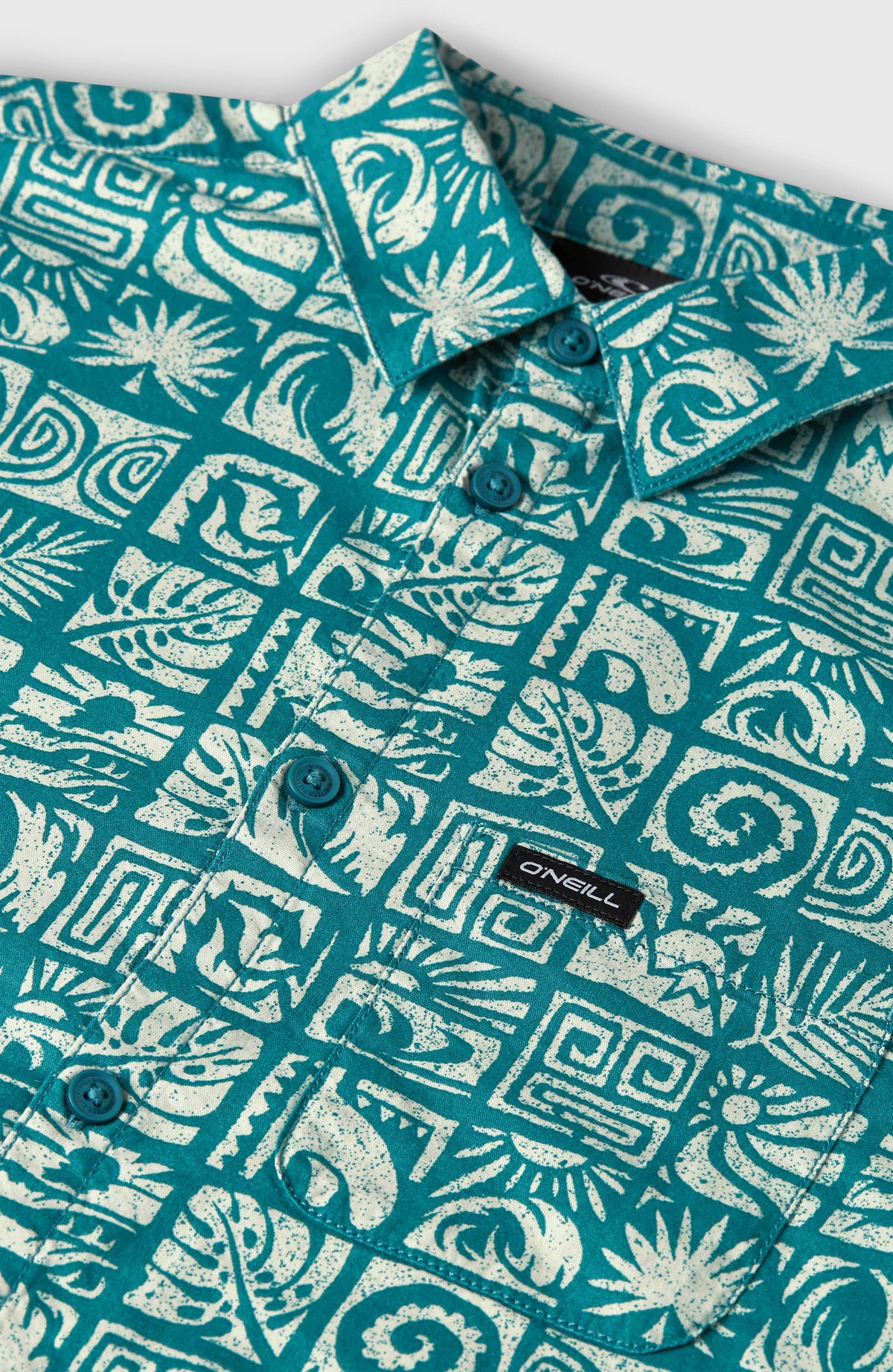 Nahaufnahme des blauen Print-Shirt für Jungen mit Grafikmuster in Weiß, Fokus auf Kragen und Brusttasche
