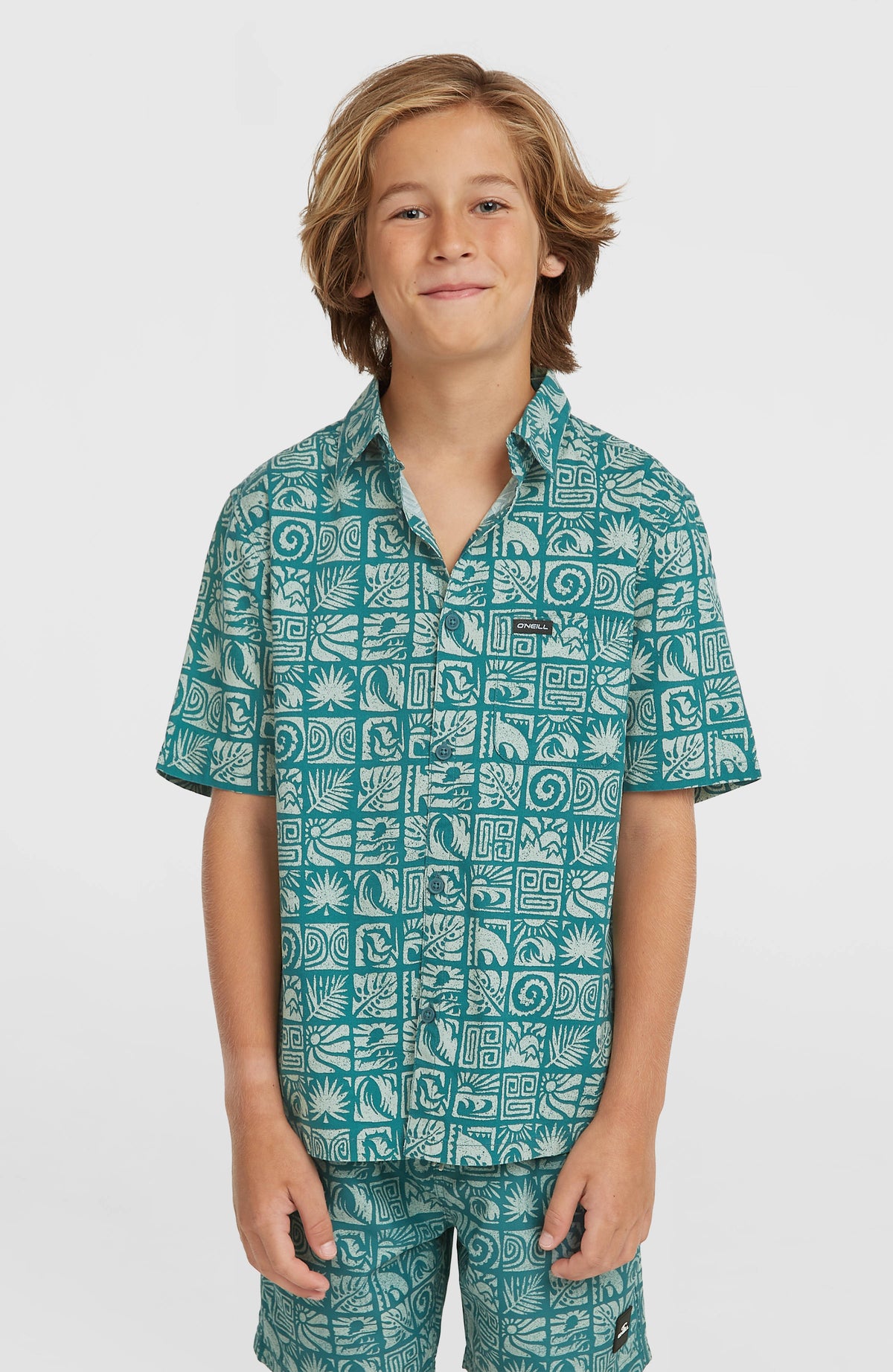 O'Neill Print-Shirt für Jungen, blau mit Grafikmuster in Weiß, Vorderansicht mit kurzen Ärmeln am Model