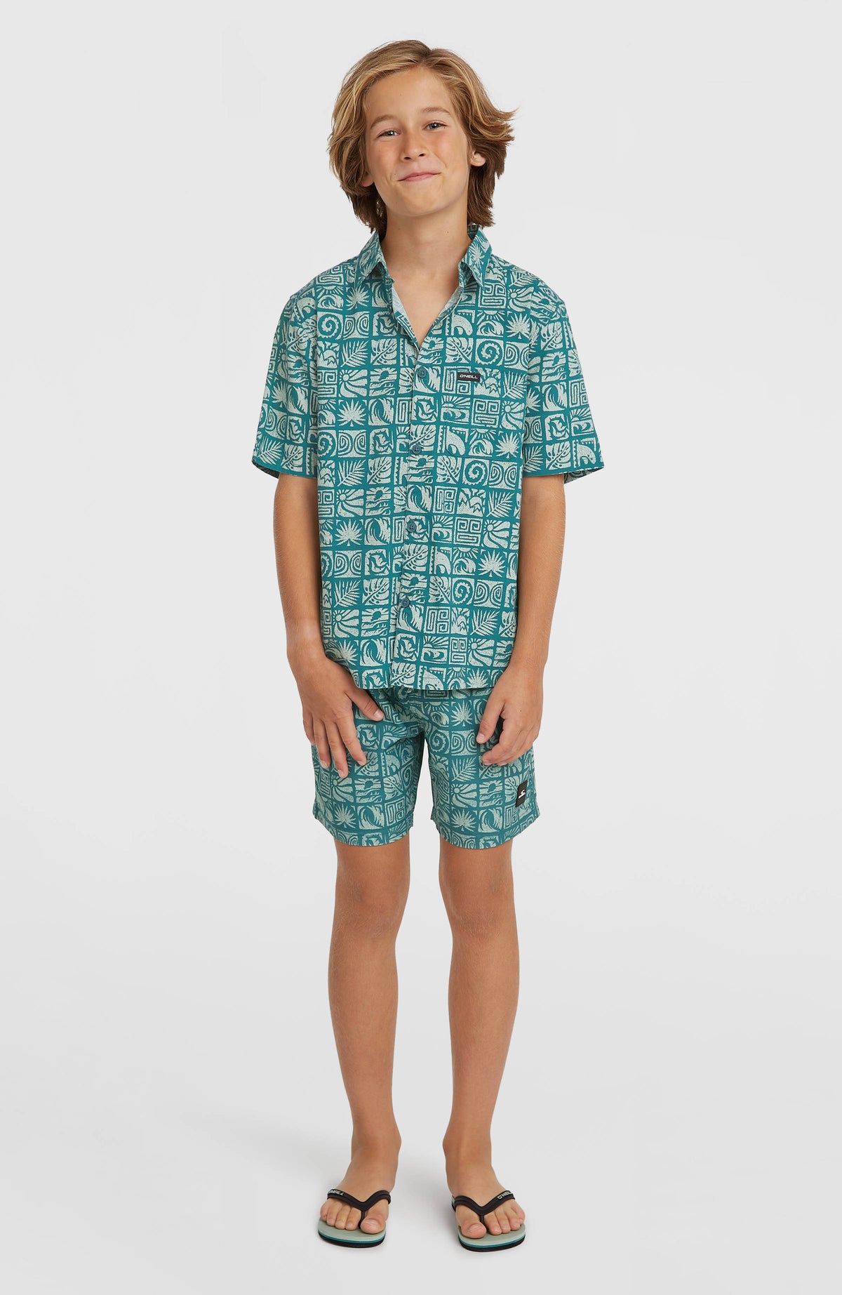 Print-Shirt für Jungen, blau mit Grafikmuster in Weiß, Ganzkörperansicht am Model von vorne