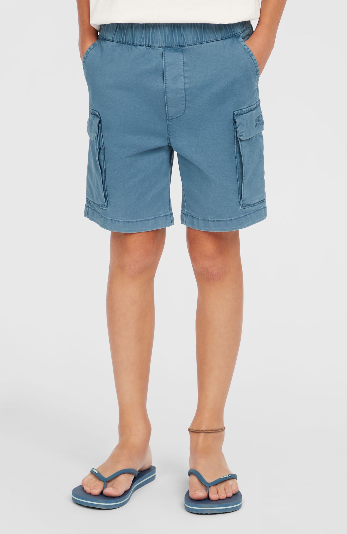 Blaue Cargo-Shorts für Jungen, Vorderansicht am Model mit elastischem Bund und Beintaschen