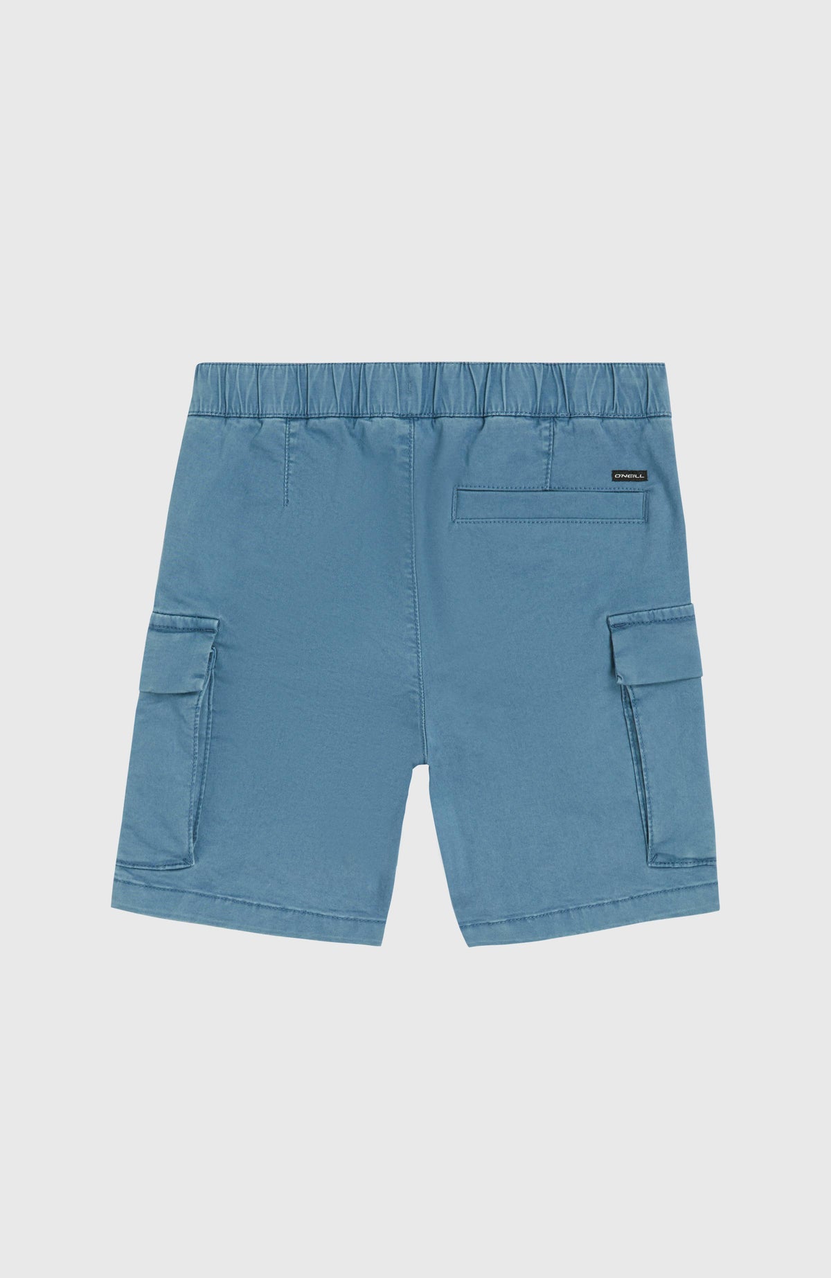 Blaue Cargo-Shorts für Jungen, flach liegend von hinten mit Gesäßtasche und Logo-Label