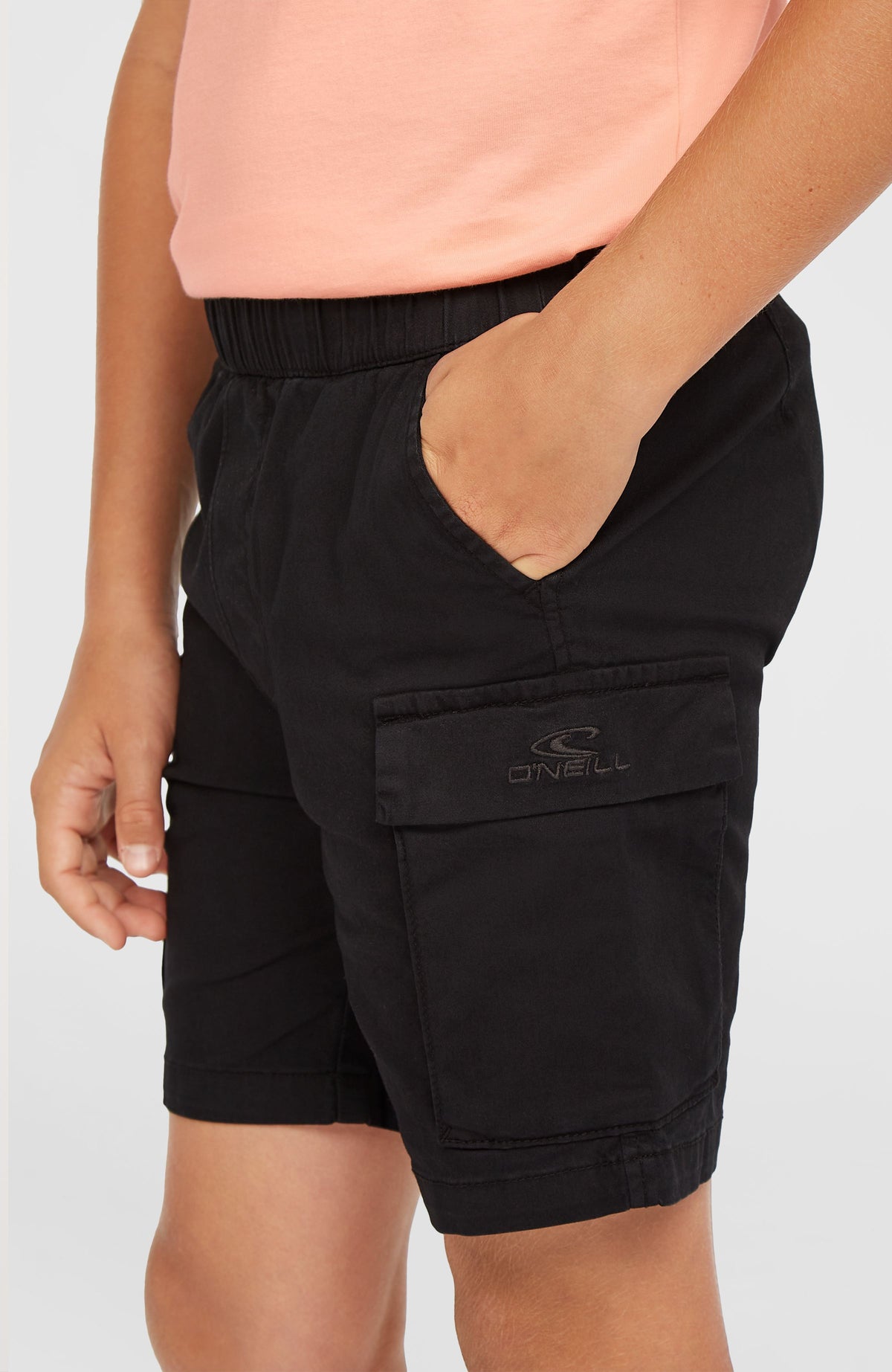 O'Neill Cargo-Shorts für Jungen, schwarz, Nahaufnahme der seitlichen Cargotasche mit Logo-Stickerei am Model