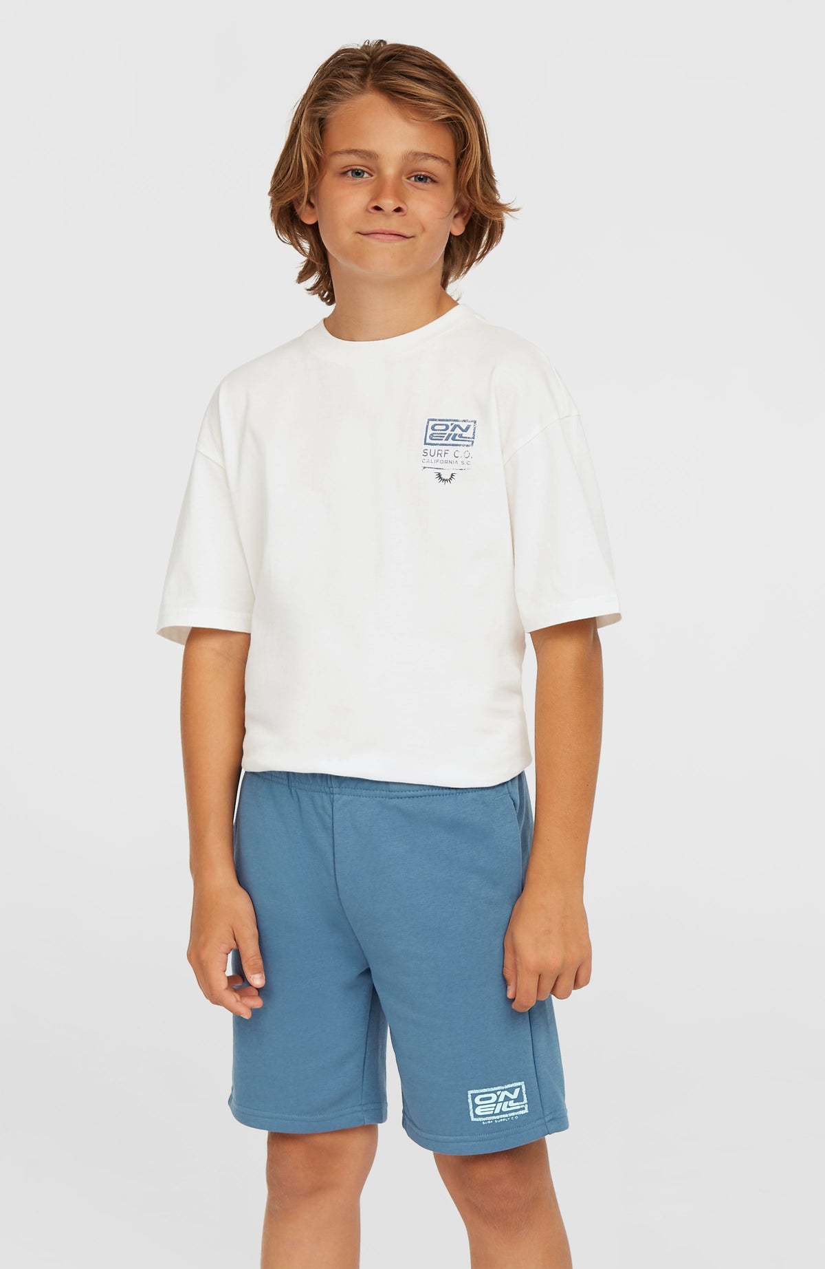Logo Sweatshorts für Jungen, blau mit Logo-Print in Weiß, Vorderansicht getragen am Model