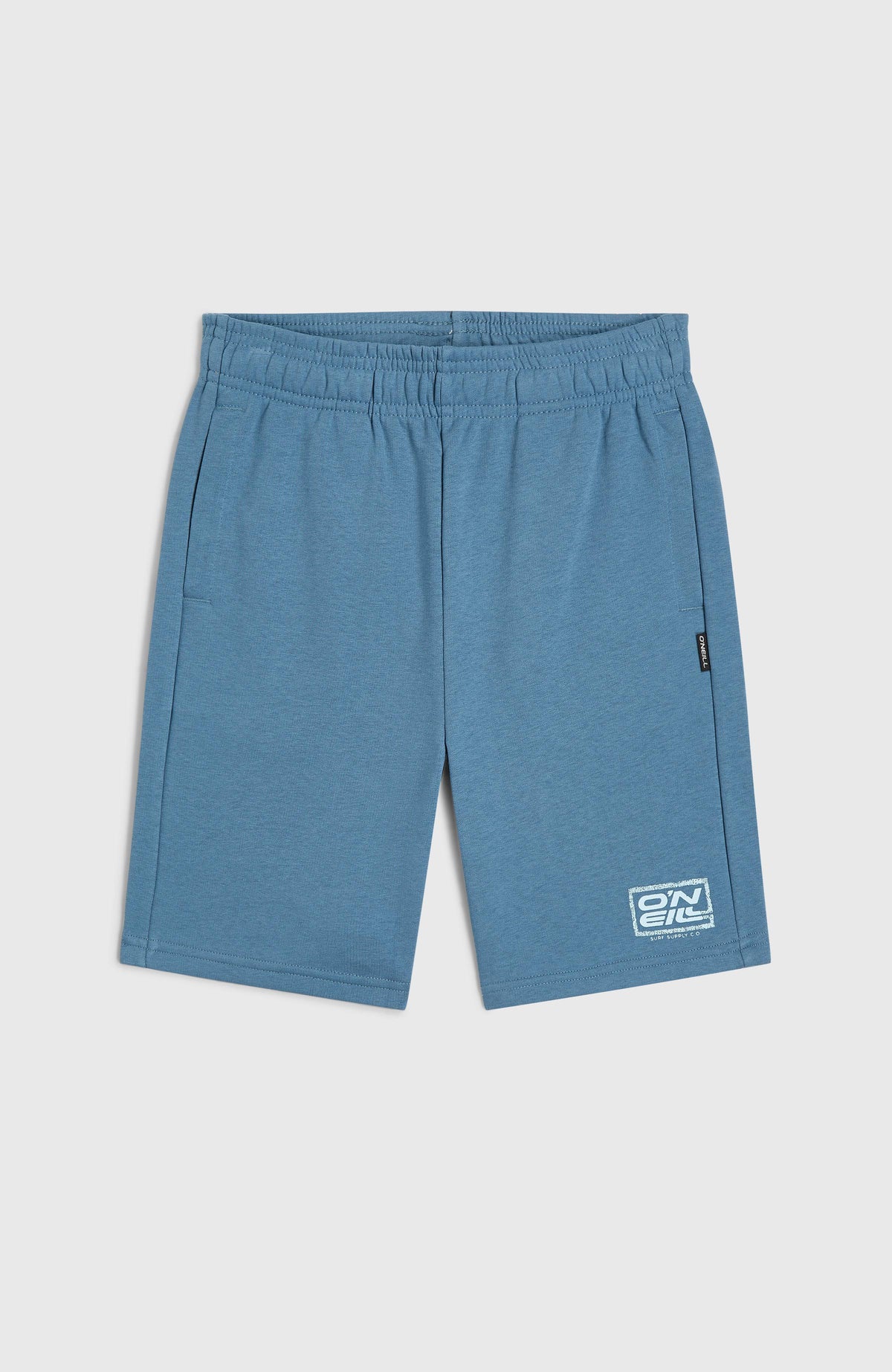 Logo Sweatshorts für Jungen, blau mit Logo-Print in Weiß, flach liegend von vorne mit elastischem Bund