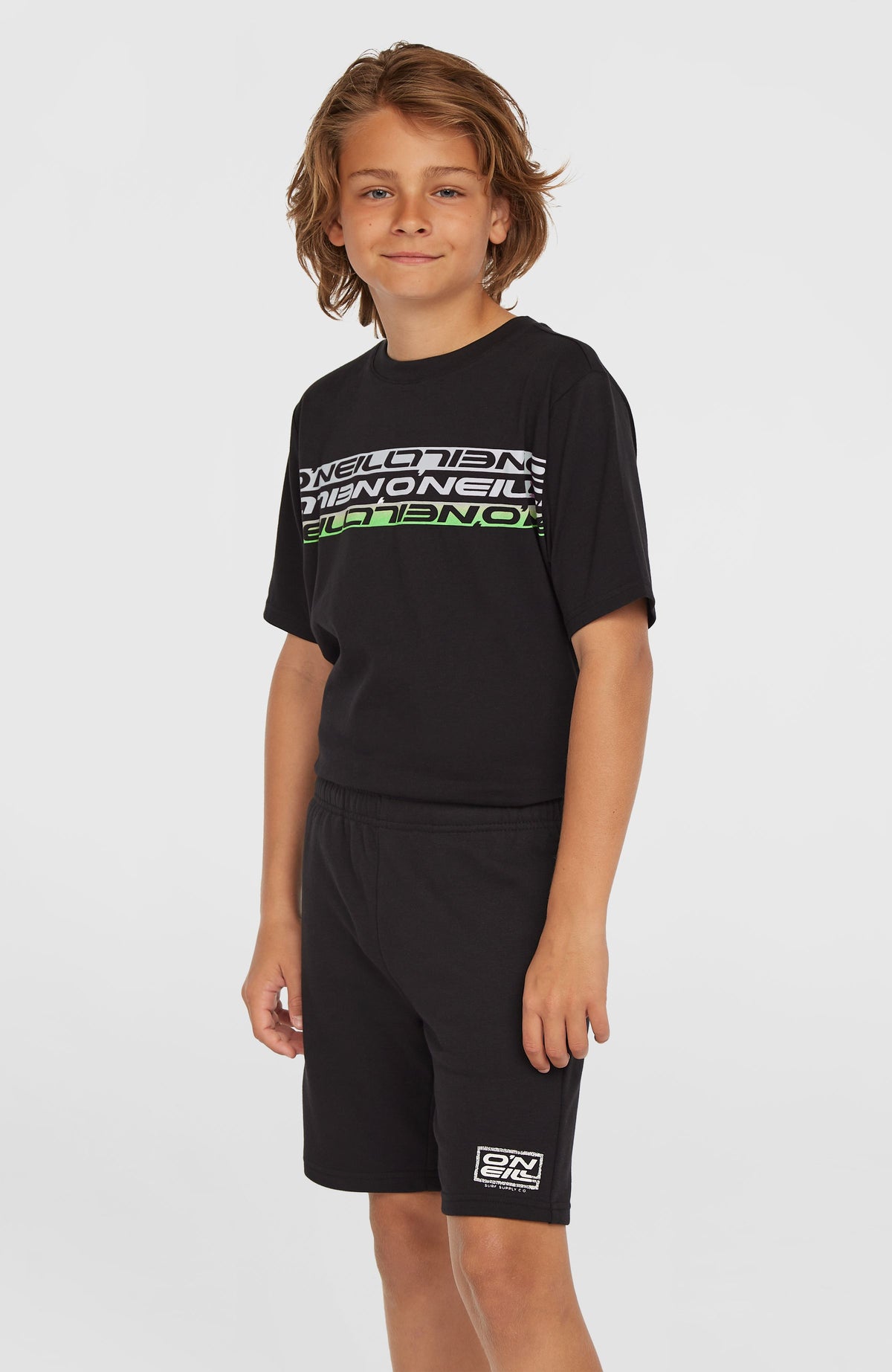 Logo Sweatshorts für Jungen, schwarz, Vorderansicht getragen am Model mit Seitentaschen
